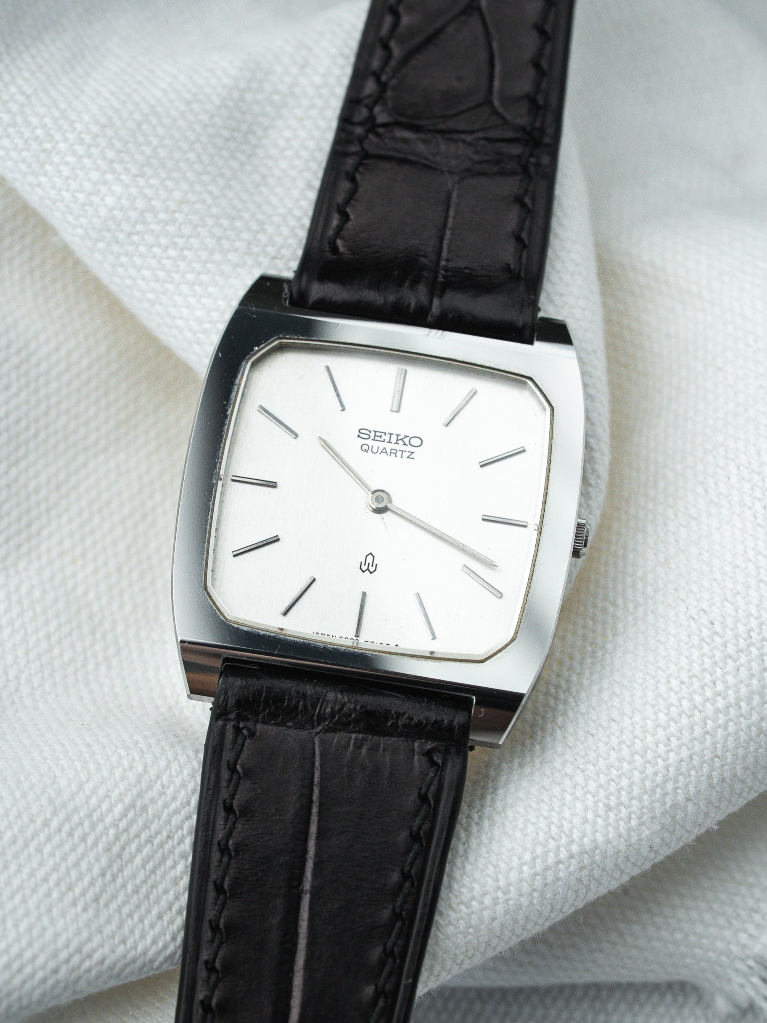Montre Seiko Vintage - Tonneau Acier Polie Cadran Argent (1980) - Atelier Victor