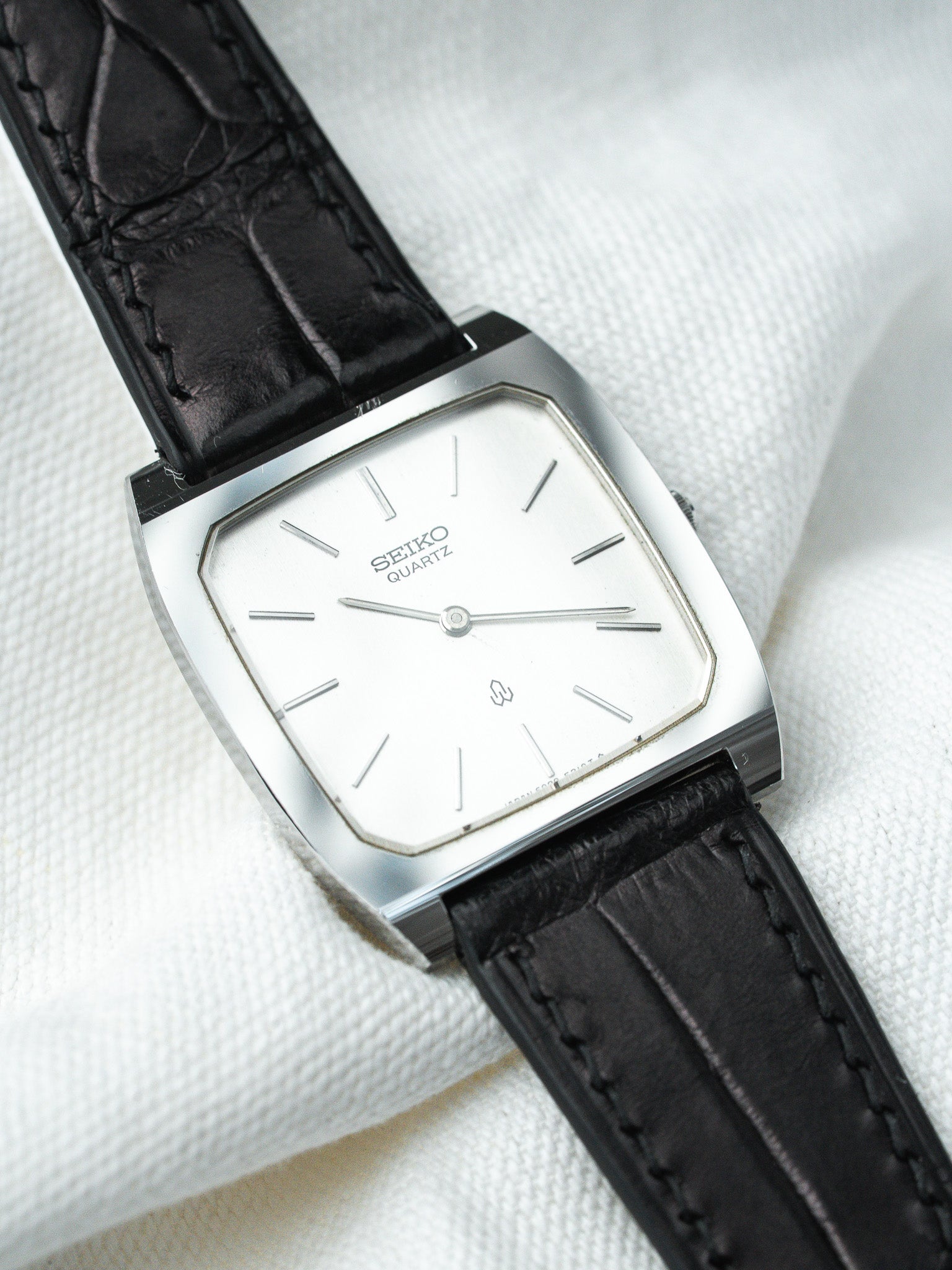 Montre Seiko Vintage - Tonneau Acier Polie Cadran Argent (1980) - Atelier Victor