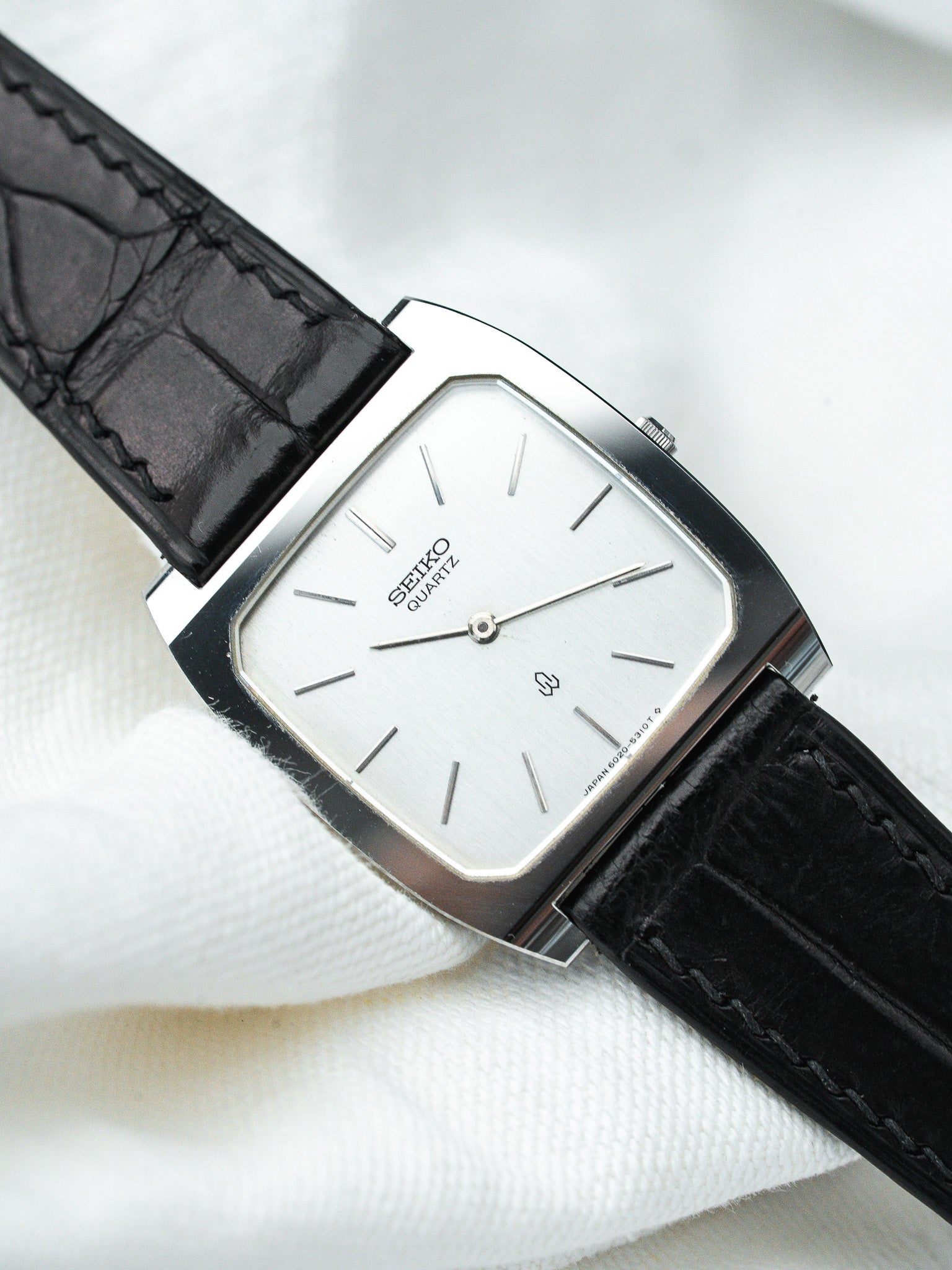 Montre Seiko Vintage - Tonneau Acier Polie Cadran Argent (1980) - Atelier Victor