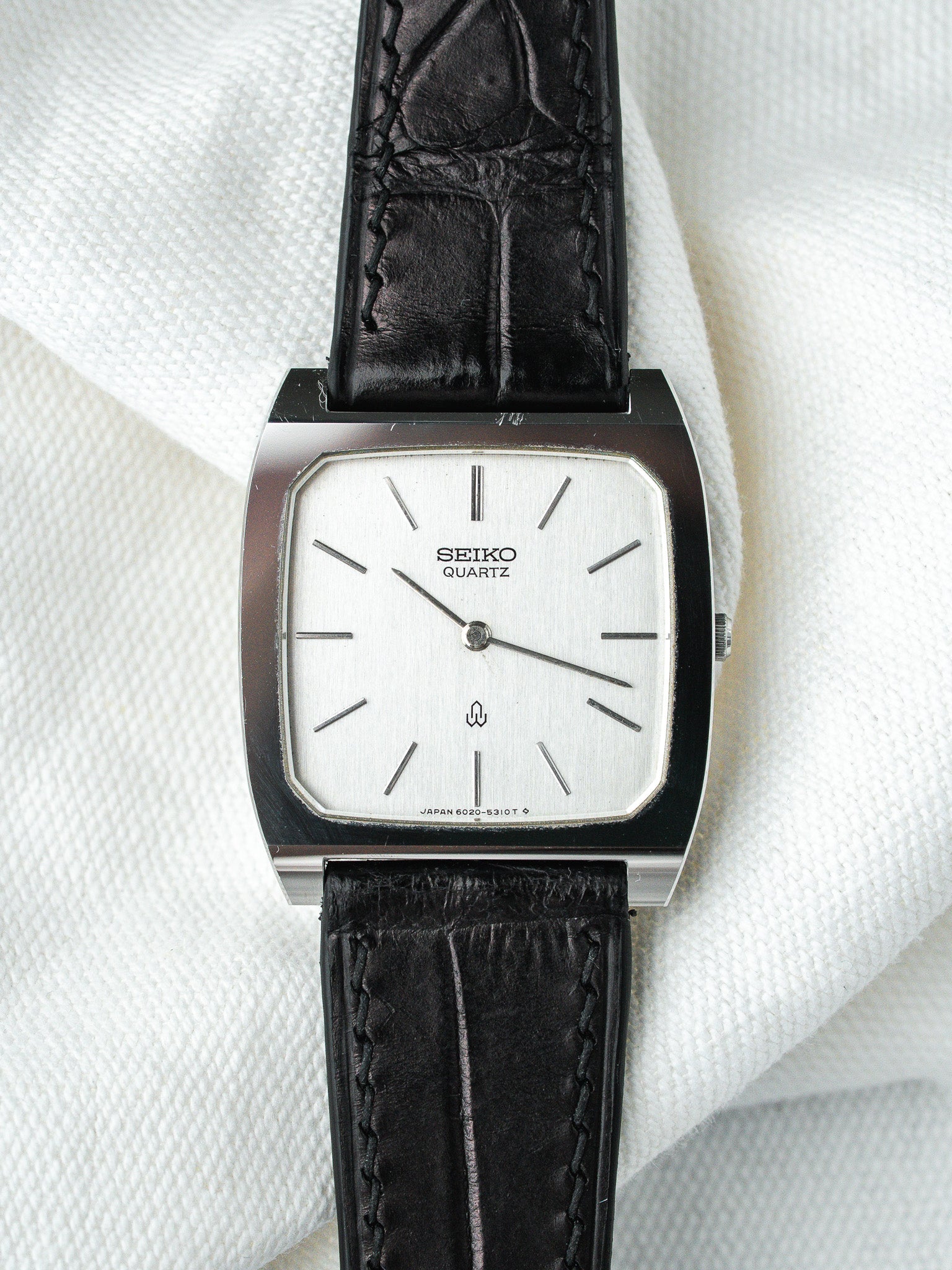 Montre Seiko Vintage - Tonneau Acier Polie Cadran Argent (1980) - Atelier Victor