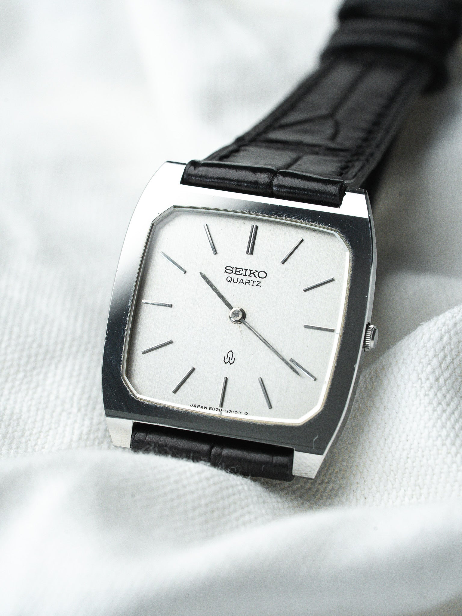 Montre Seiko Vintage - Tonneau Acier Polie Cadran Argent (1980) - Atelier Victor