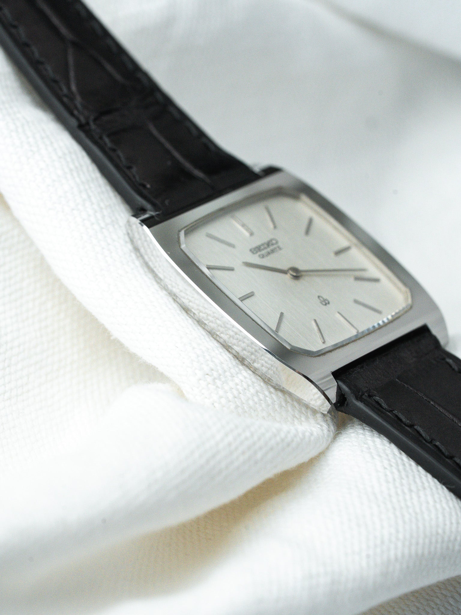 Montre Seiko Vintage - Tonneau Acier Polie Cadran Argent (1980) - Atelier Victor
