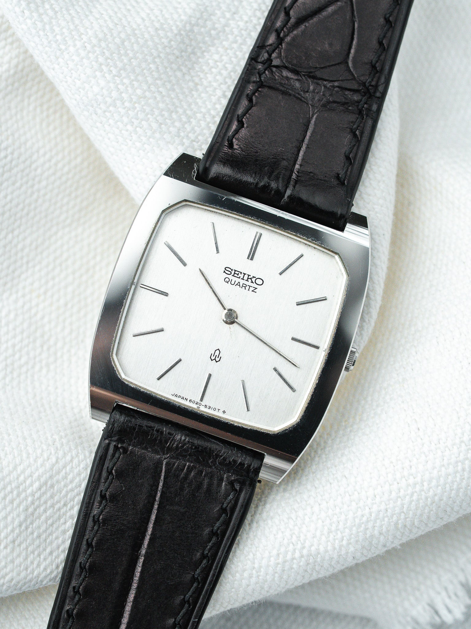 Montre Seiko Vintage - Tonneau Acier Polie Cadran Argent (1980) - Atelier Victor