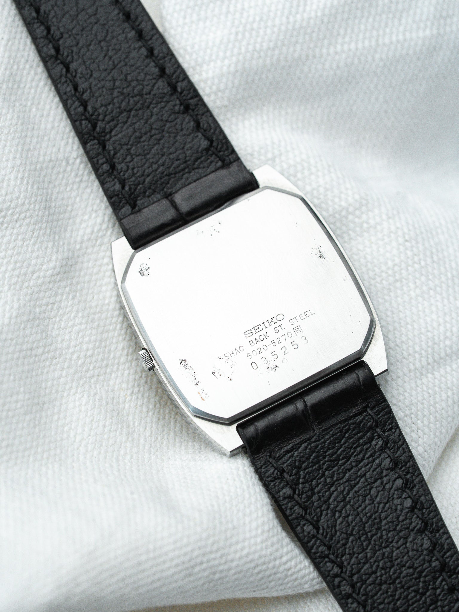 Montre Seiko Vintage - Tonneau Acier Polie Cadran Argent (1980) - Atelier Victor