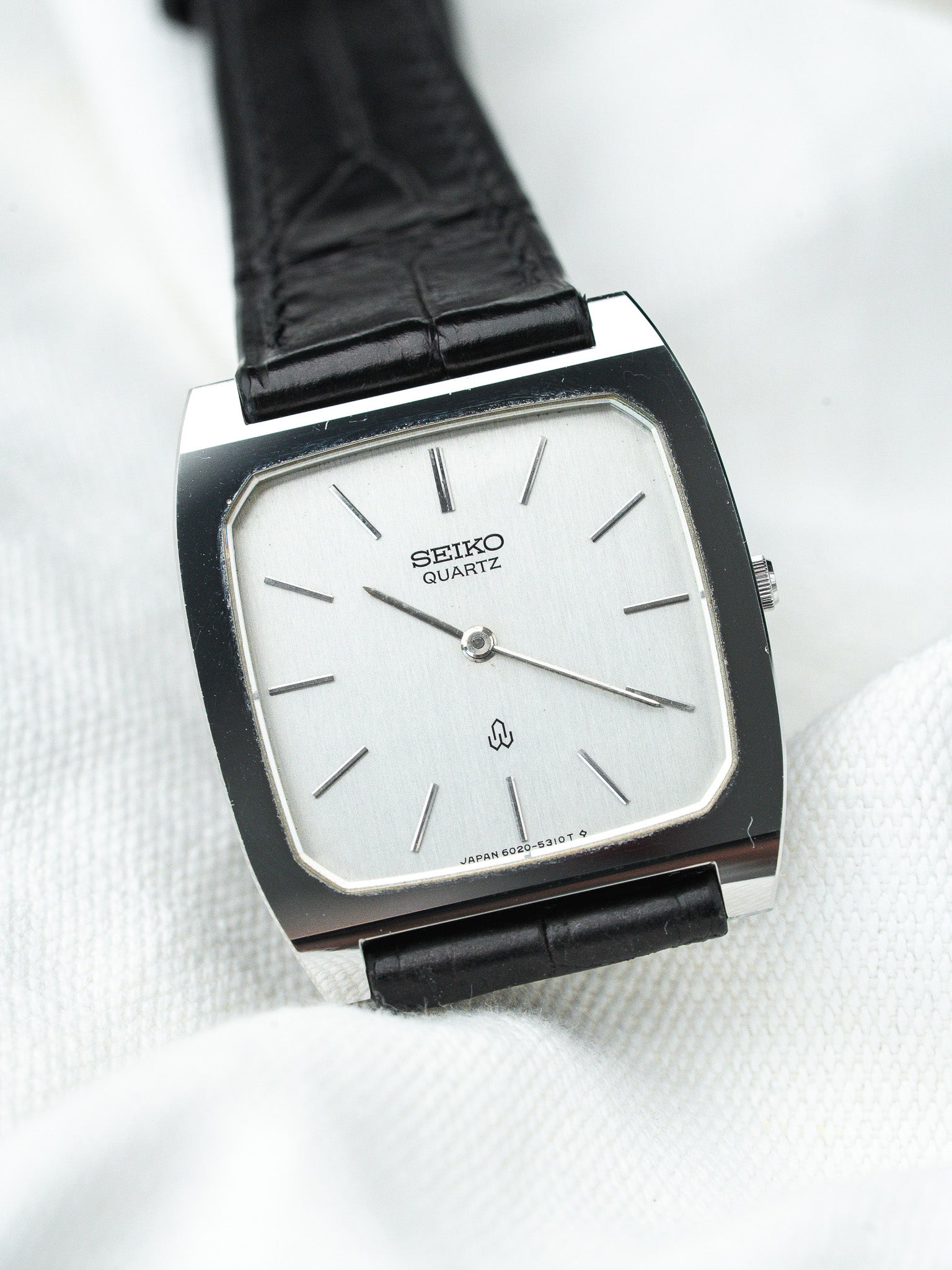 Montre Seiko Vintage - Tonneau Acier Polie Cadran Argent (1980) - Atelier Victor