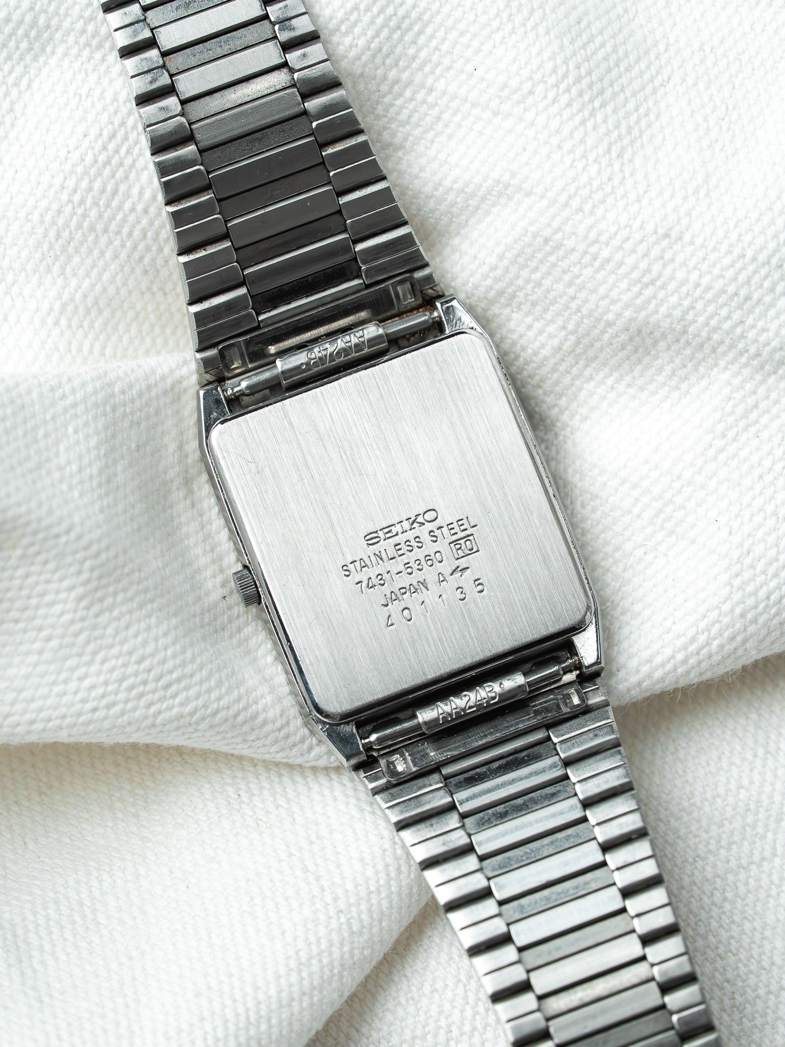 Montre Seiko Vintage - Tonneau Noir Miroir Bracelet intégré acier (1984) - Atelier Victor