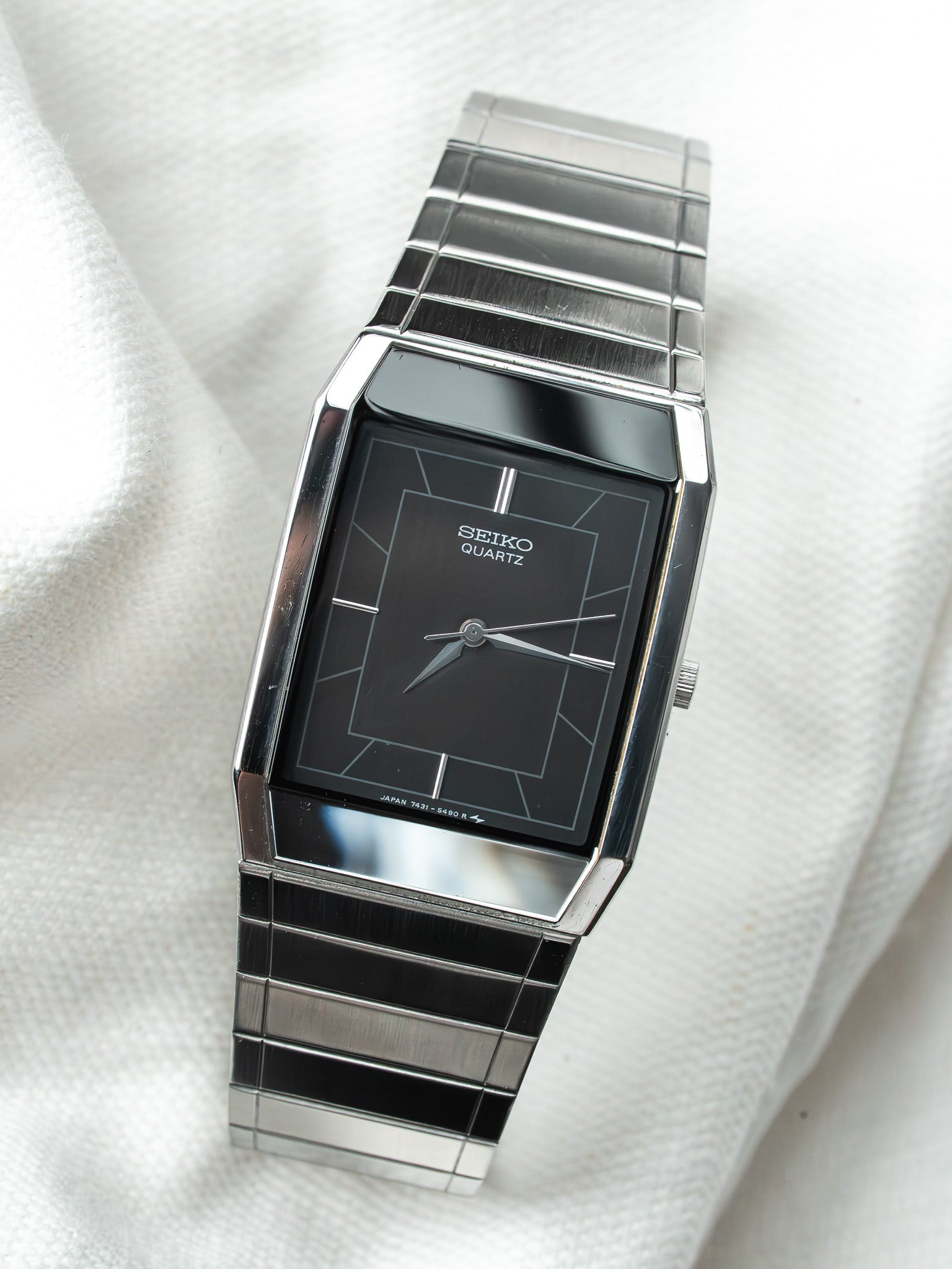 Montre Seiko Vintage - Tonneau Noir Miroir Bracelet intégré acier (1984) - Atelier Victor