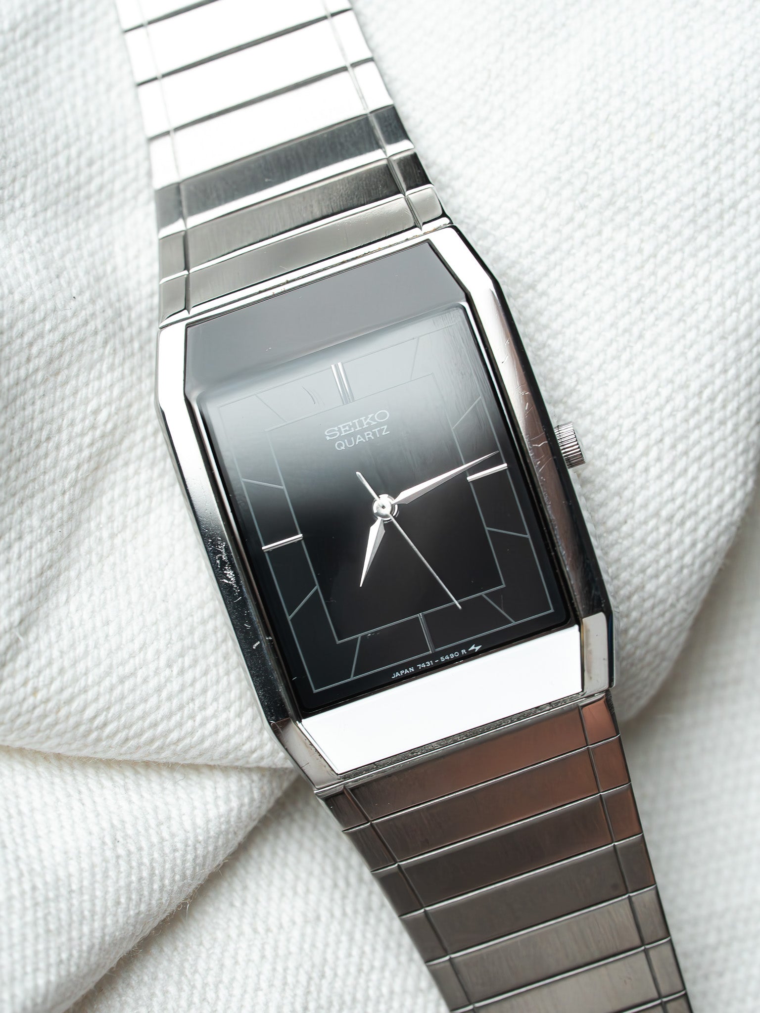 Montre Seiko Vintage - Tonneau Noir Miroir Bracelet intégré acier (1984) - Atelier Victor