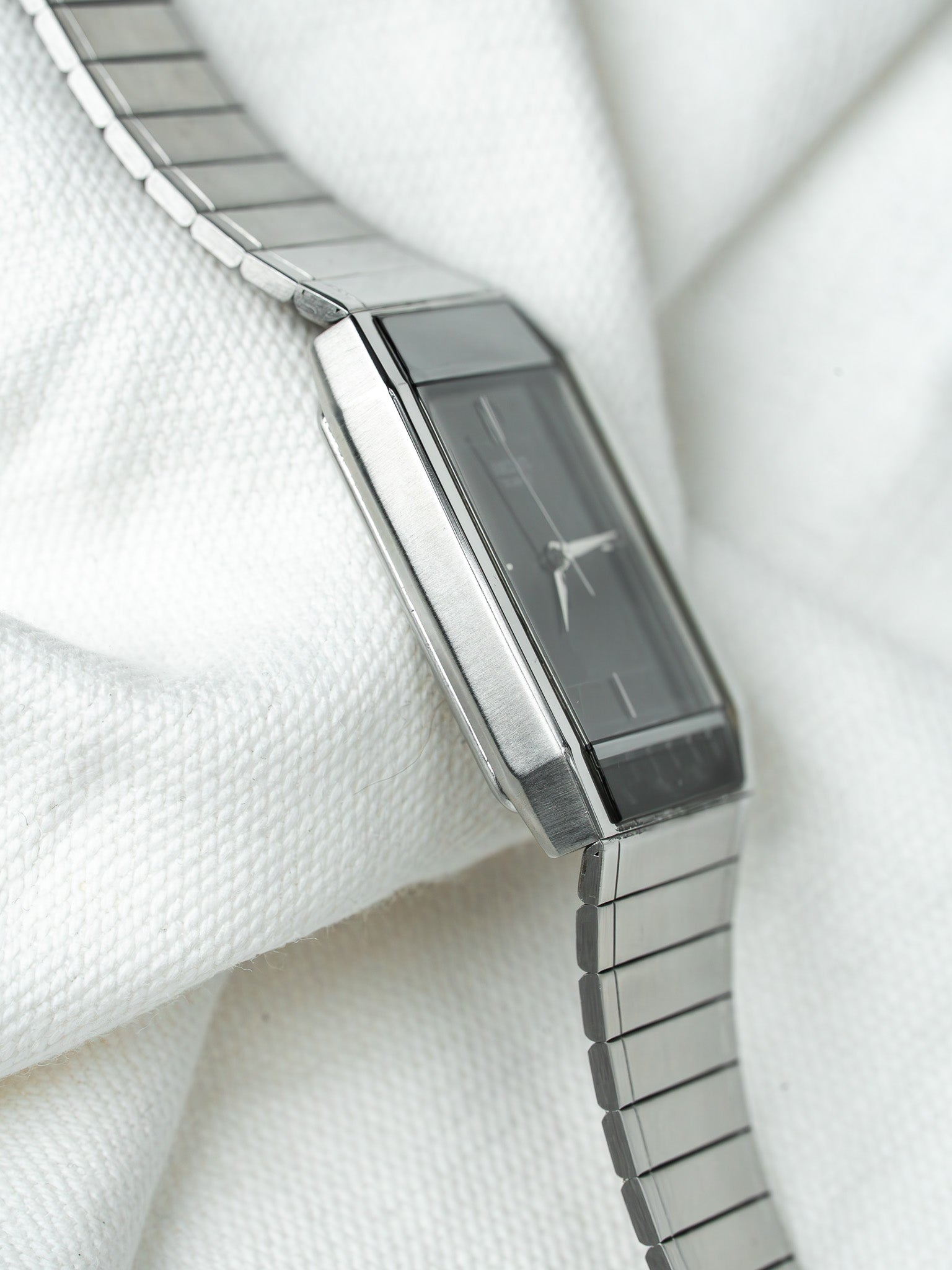 Montre Seiko Vintage - Tonneau Noir Miroir Bracelet intégré acier (1984) - Atelier Victor