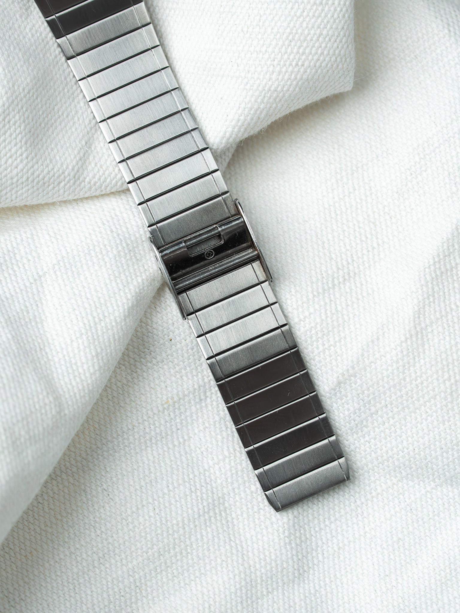 Montre Seiko Vintage - Tonneau Noir Miroir Bracelet intégré acier (1984) - Atelier Victor