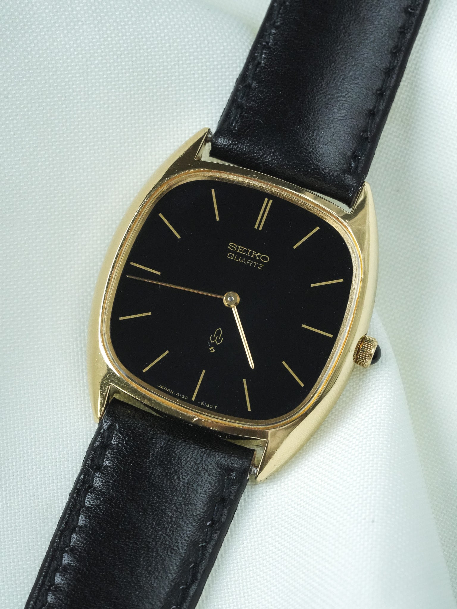 Montre Seiko Vintage - Tonneau Or Cadran Noir Étoilé (1977) - Atelier Victor