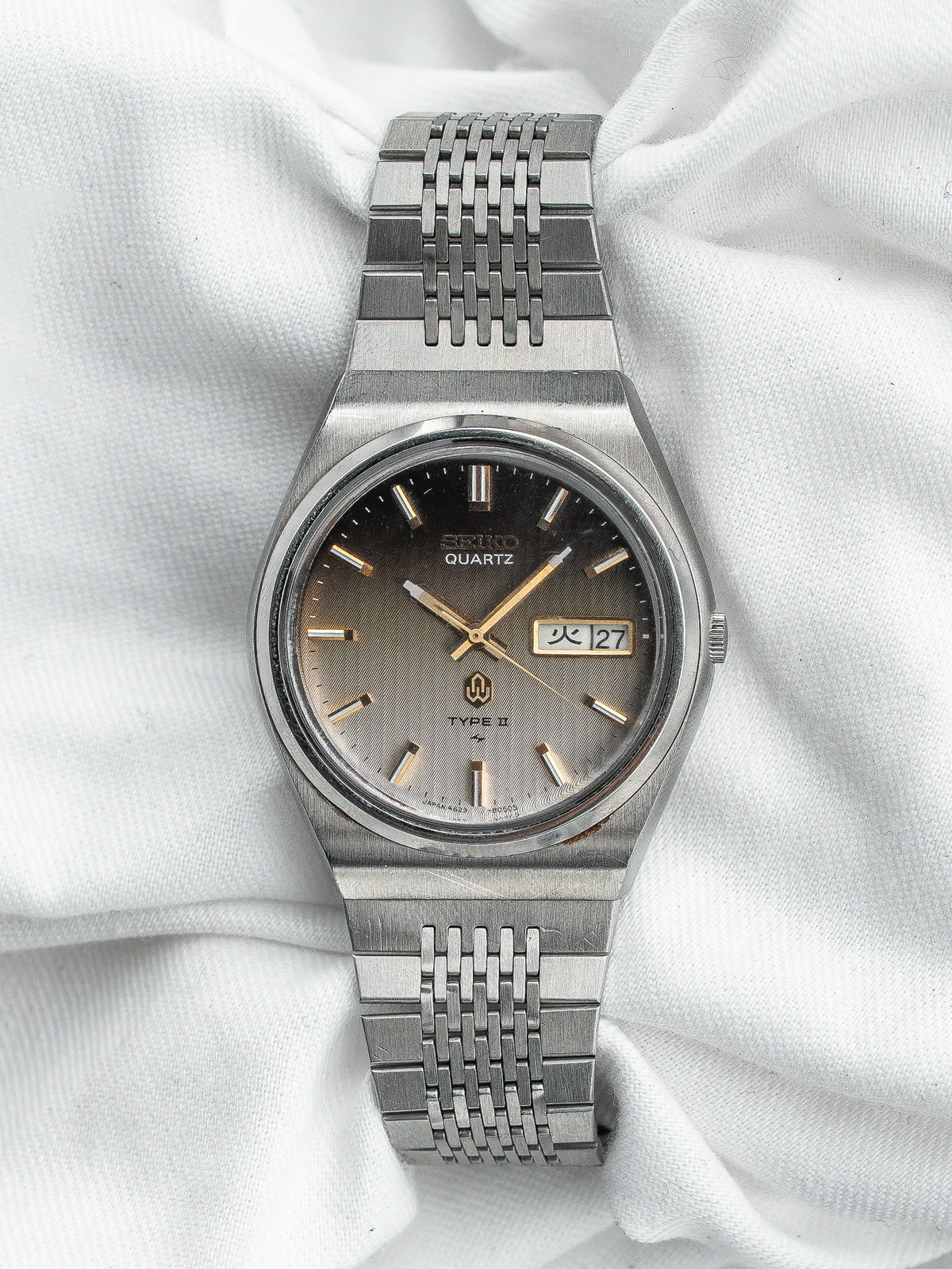 منظر أمامي على قماش أبيض - ساعة Seiko فينتاج Type II 4623-8030 - Atelier Victor