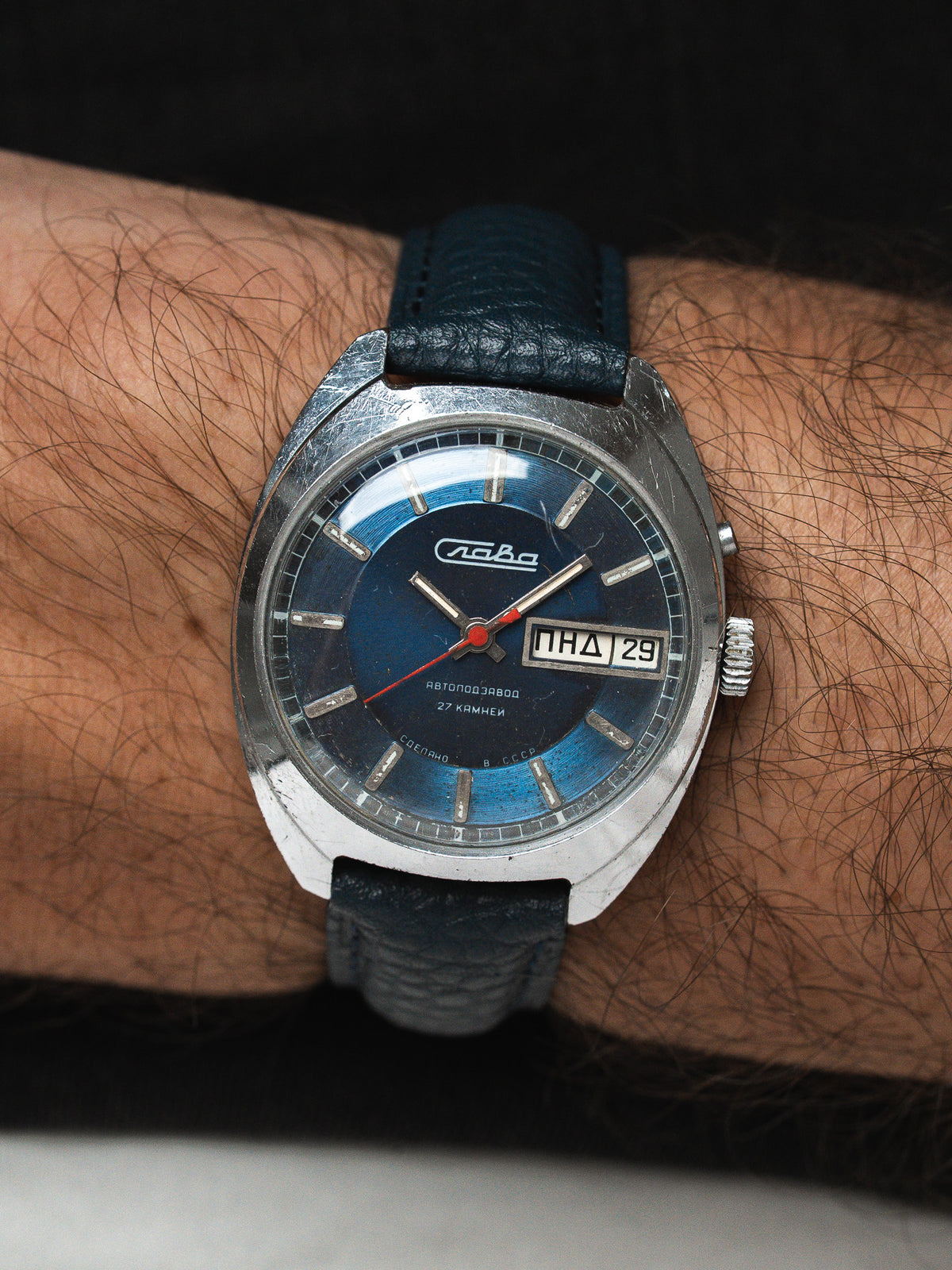 Montre Slava vintage en acier, cadran bleu et bracelet cuir bleu, portée au poignet