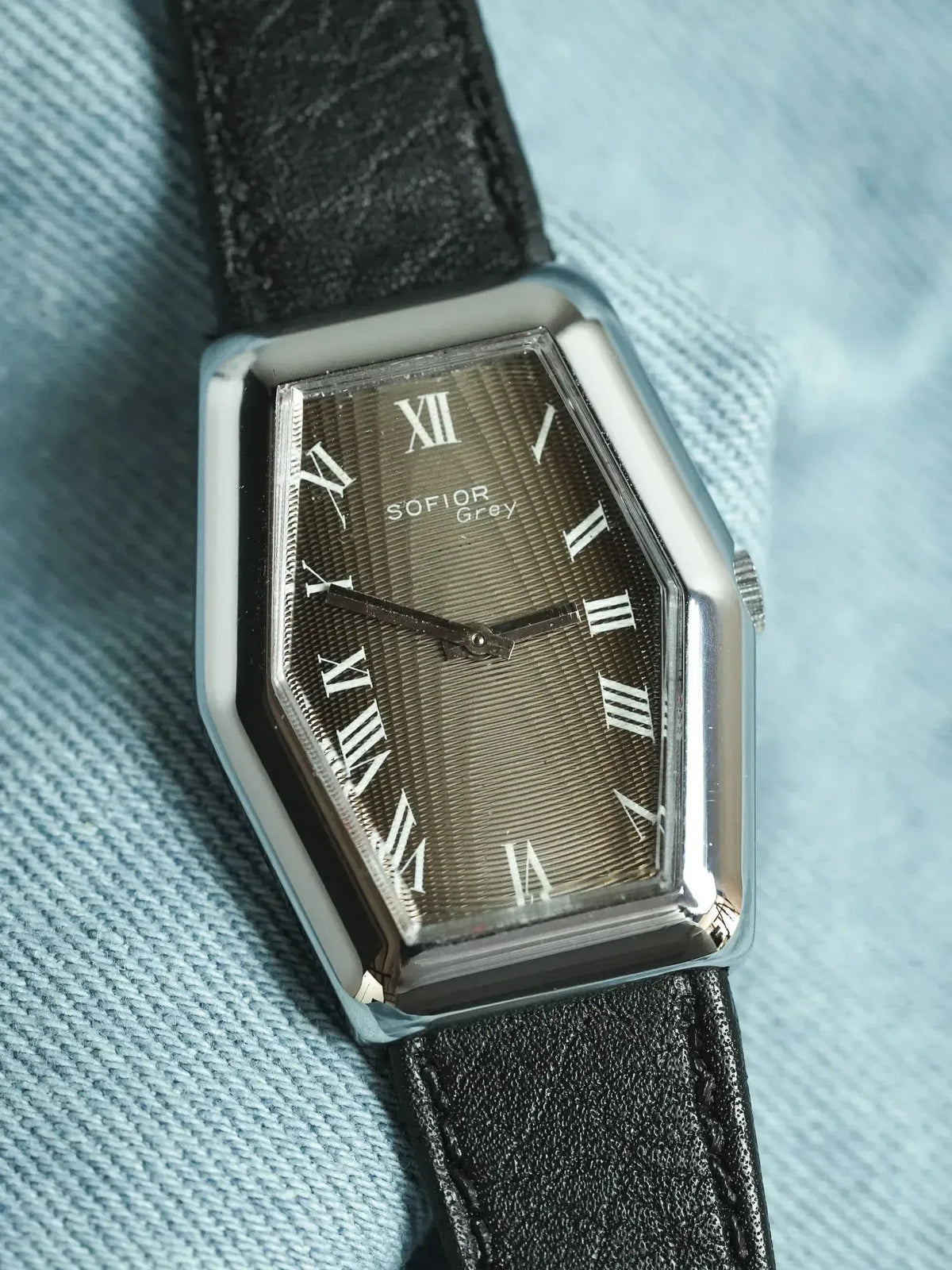 SOFIOR Grey vintage watch with rectangular case, grey dial, Roman numerals, black leather strap