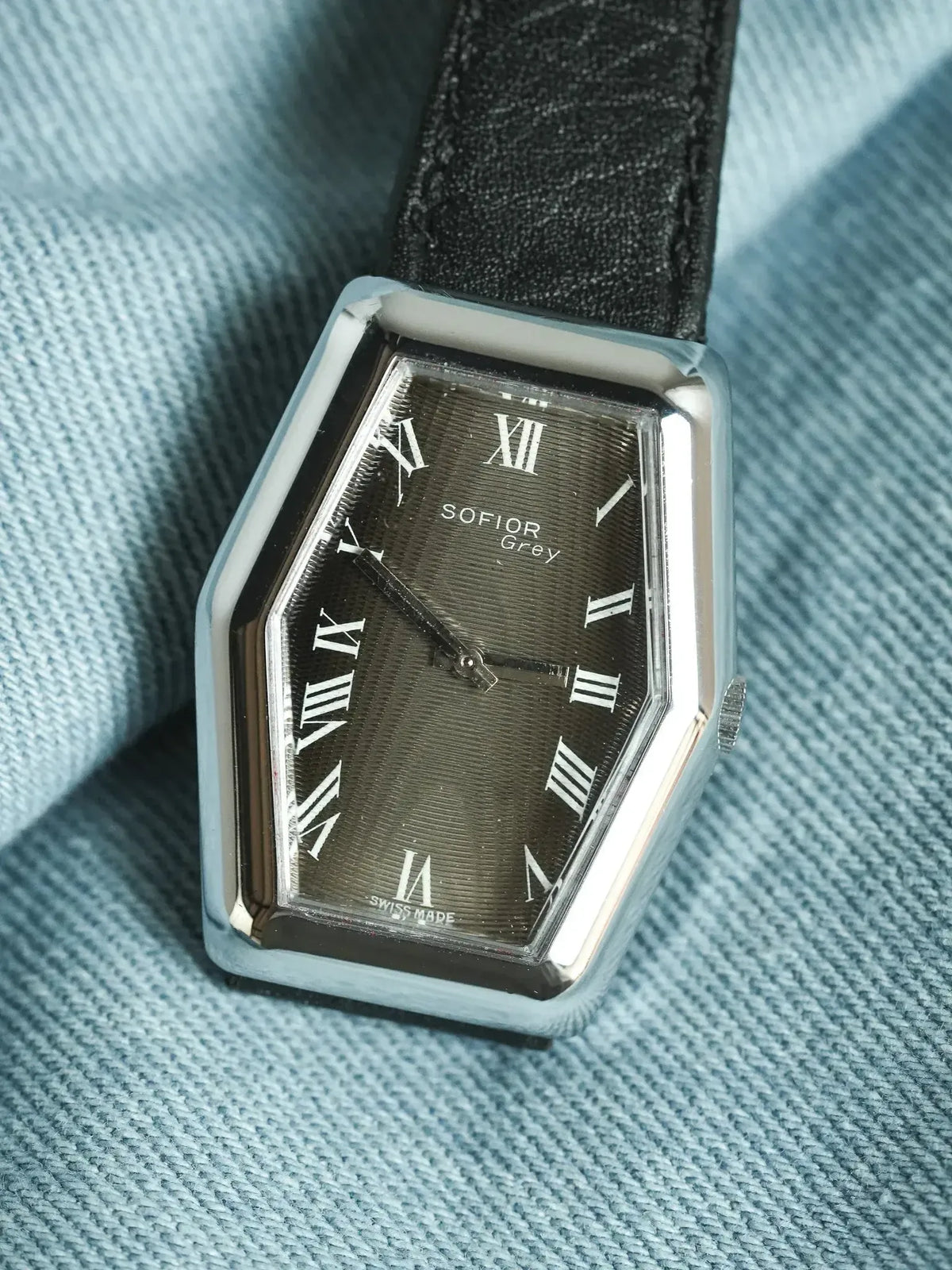 SOFIOR Grey vintage watch with rectangular case, grey dial, Roman numerals, black leather strap