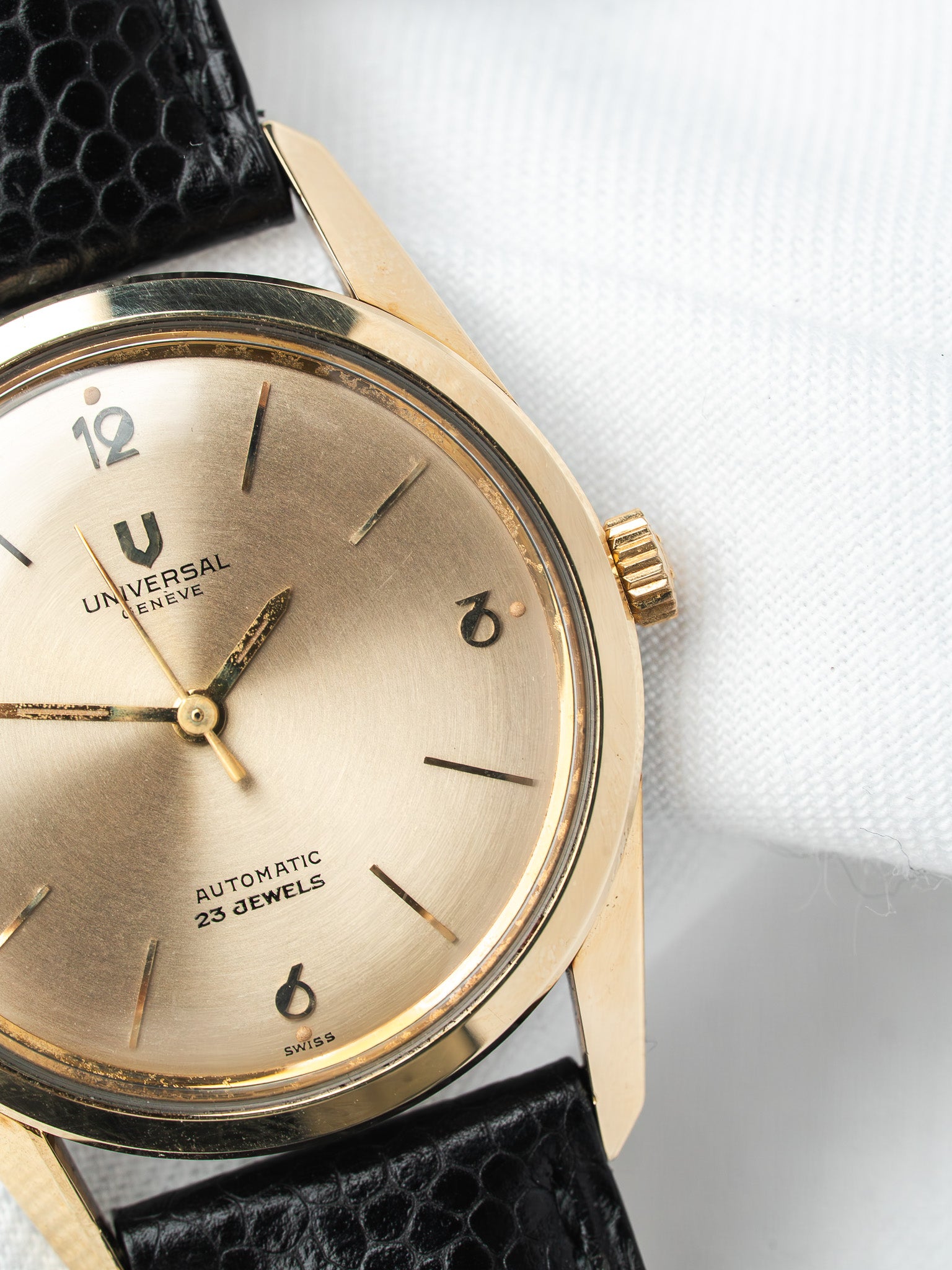 Universal Genève vintage automatic watch with gold case, silvered dial, black lizard strap