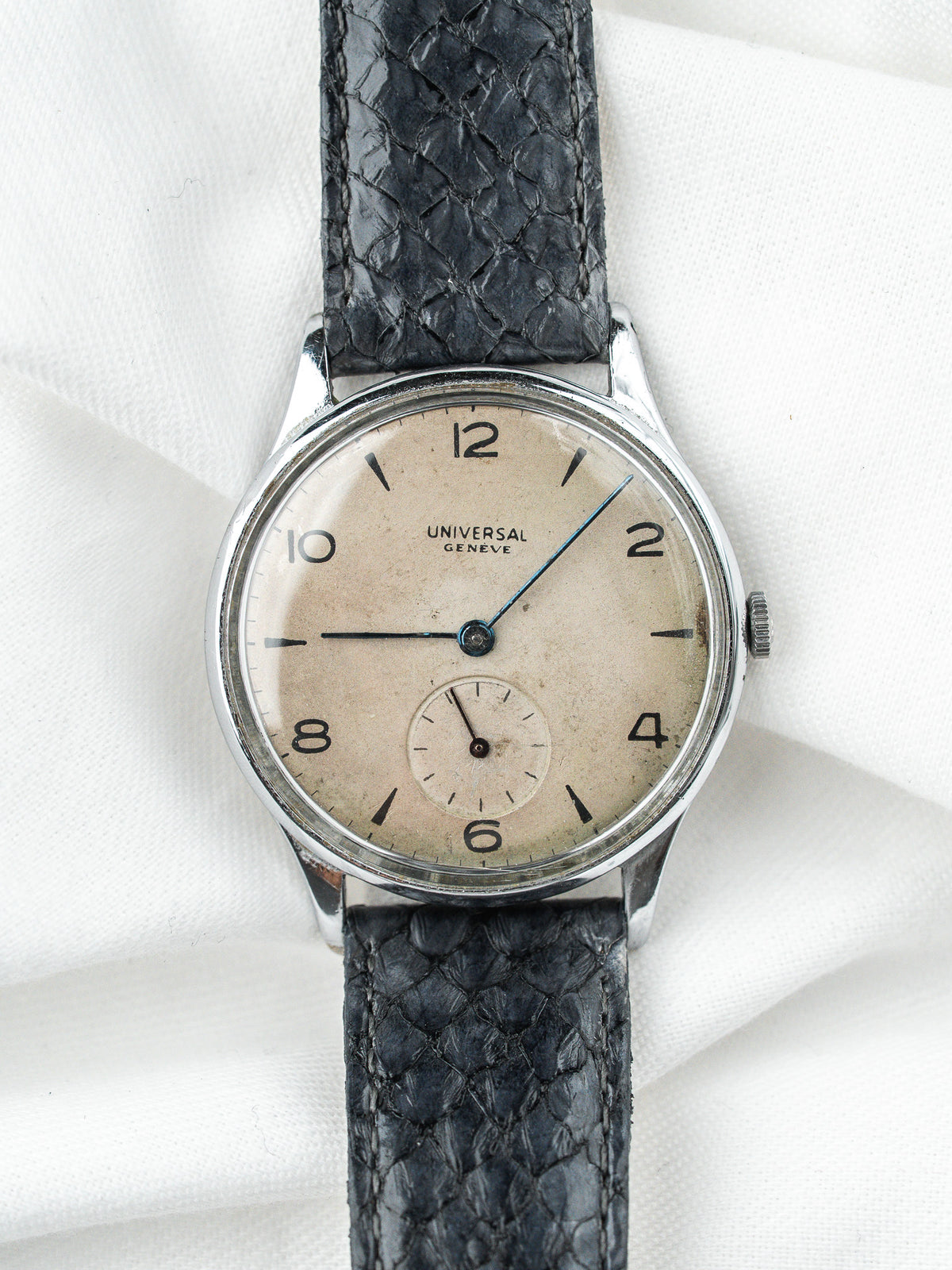 Cadran argenté patiné et chiffres arabes - Montre Universal Genève Calibre 262 Vintage - Atelier Victor