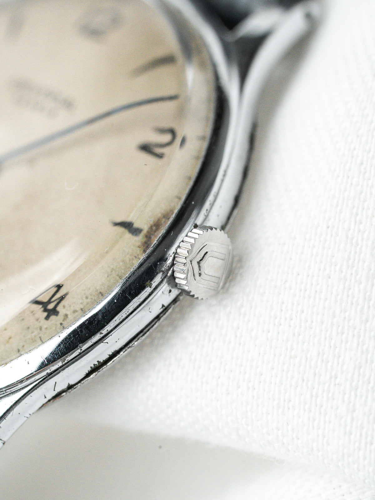 Aiguilles bleuies et index en pointe - Montre Universal Genève Calibre 262 Vintage - Atelier Victor