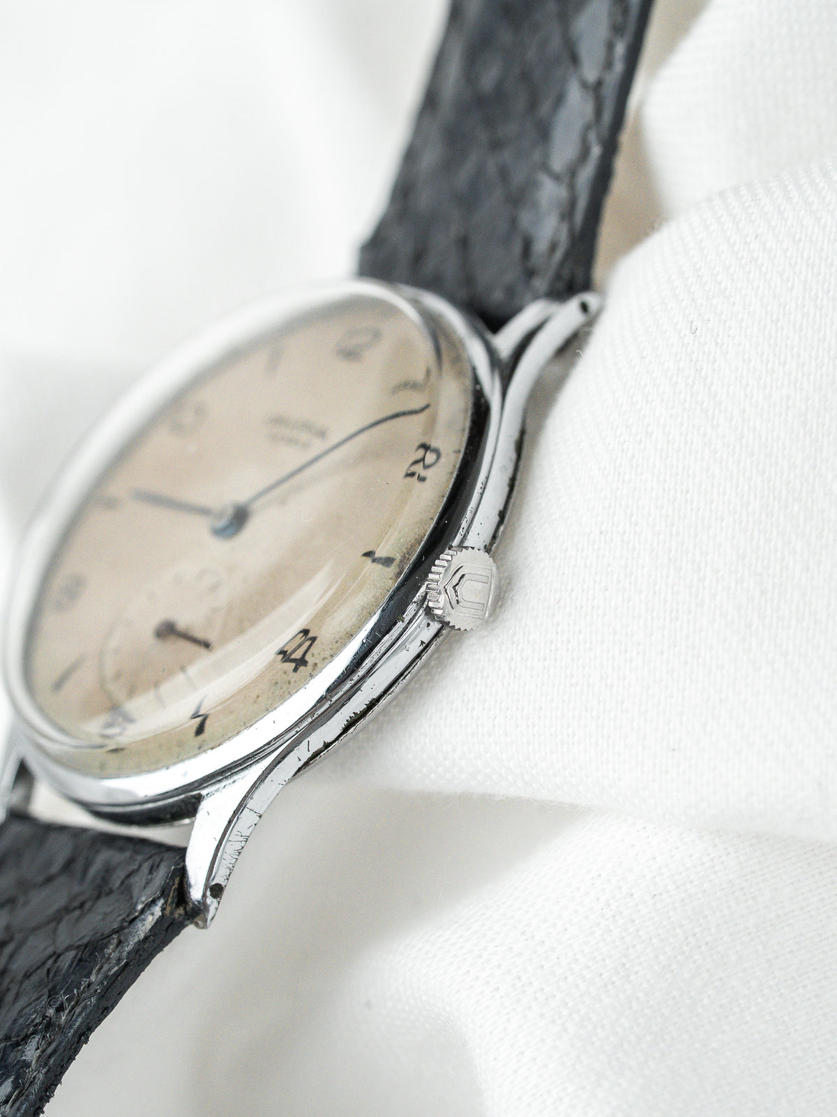 Signature Universal Genève sur le cadran - Montre Universal Genève Calibre 262 Vintage - Atelier Victor