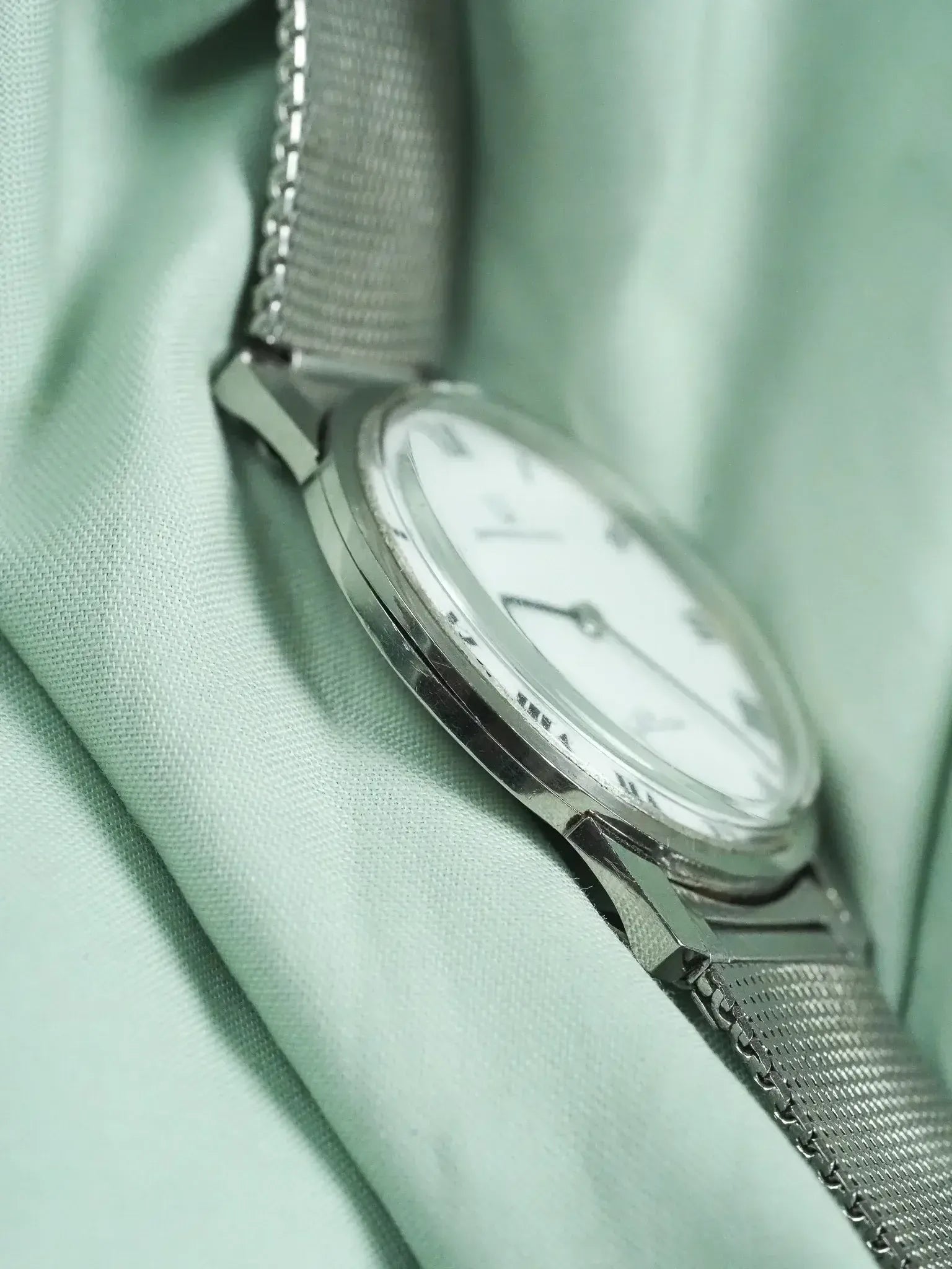 Vintage Universal Genève Altesse Watch — White Dial (1970s