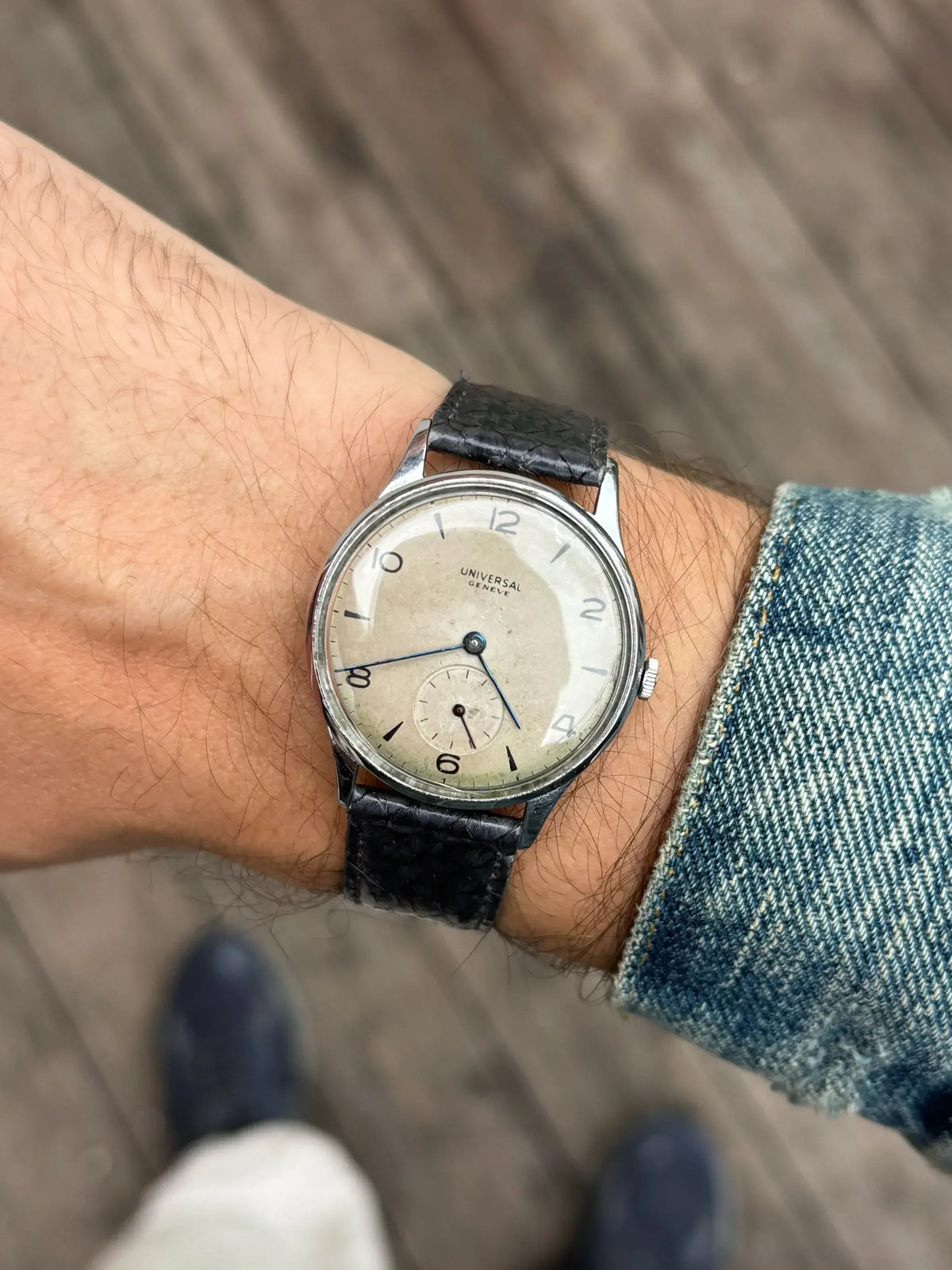 Montre portée de trois quarts - Montre Universal Genève Calibre 262 Vintage - Atelier Victor