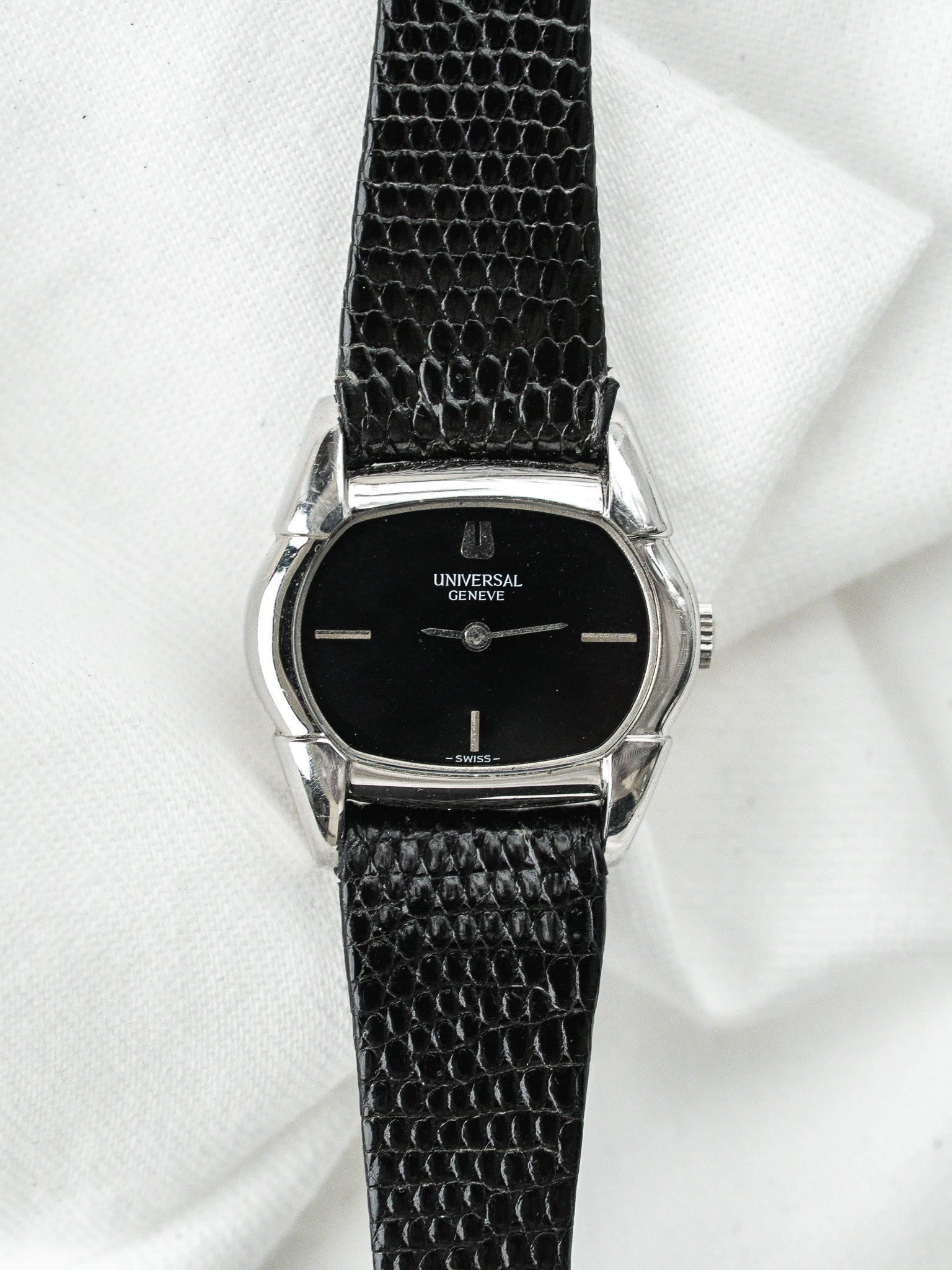 Universal Genève Tonneau腕表 精钢 — 黑色漆面表盘 (1970s) 