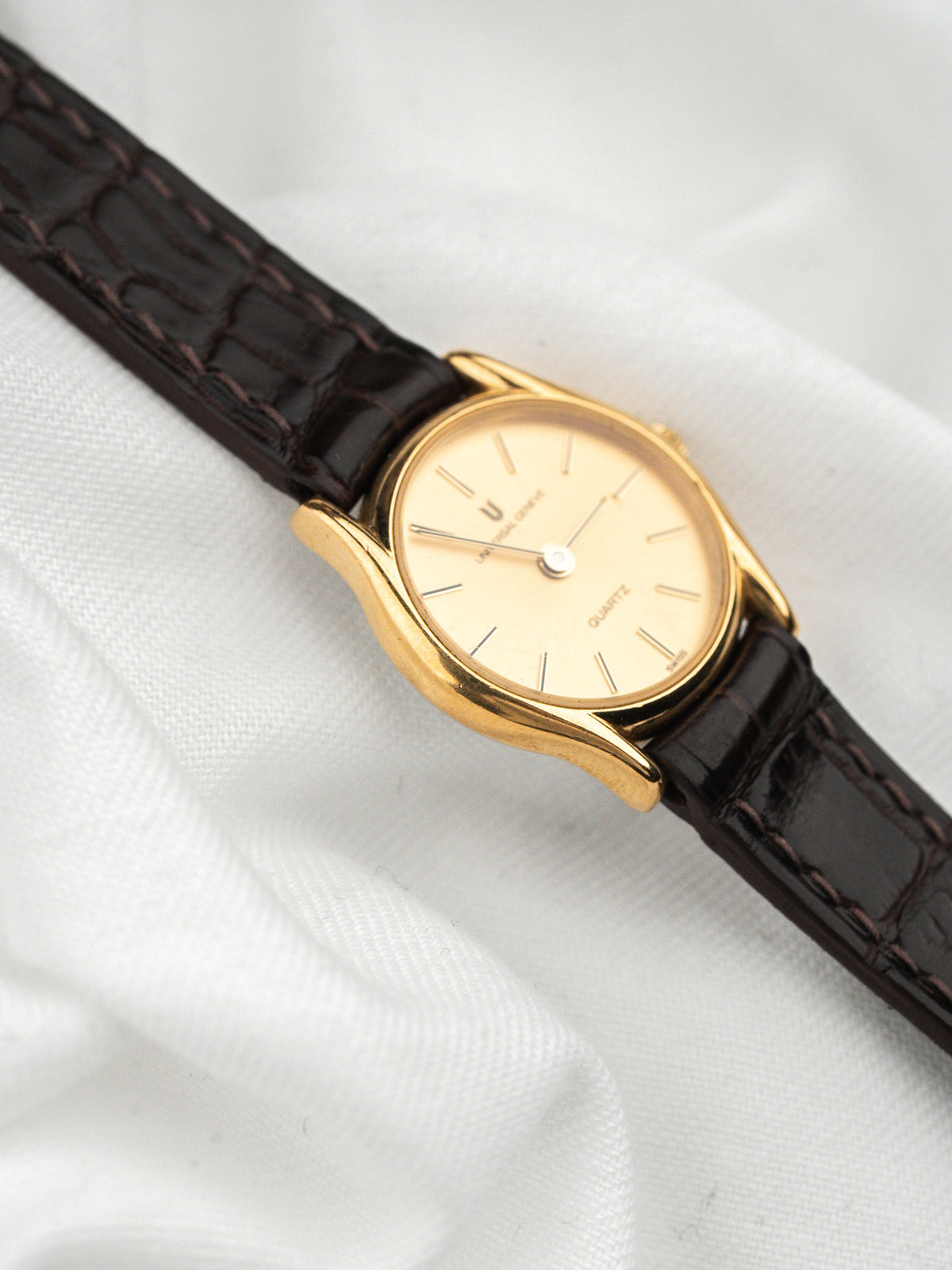 Esfera dorada sobre tela blanca - Watch Universal Genève 546.764 - Atelier Victor