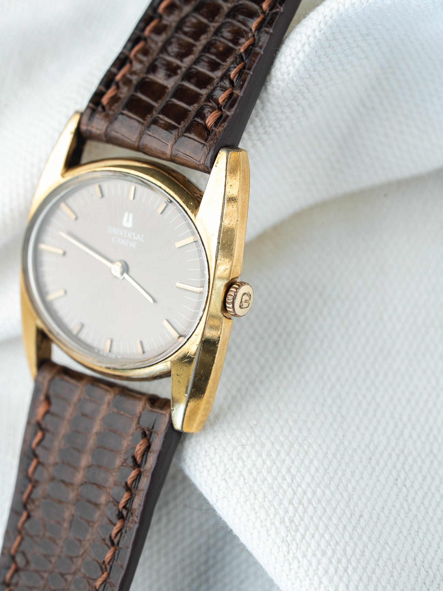 Montre Universal Genève Vintage - "Batwing" Plaqué or (Années 1970) - Atelier Victor