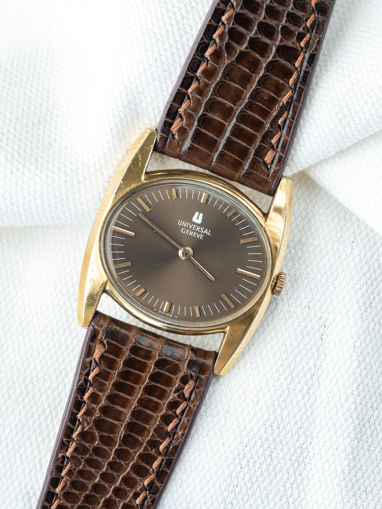 Montre Universal Genève Vintage - "Batwing" Plaqué or (Années 1970) - Atelier Victor