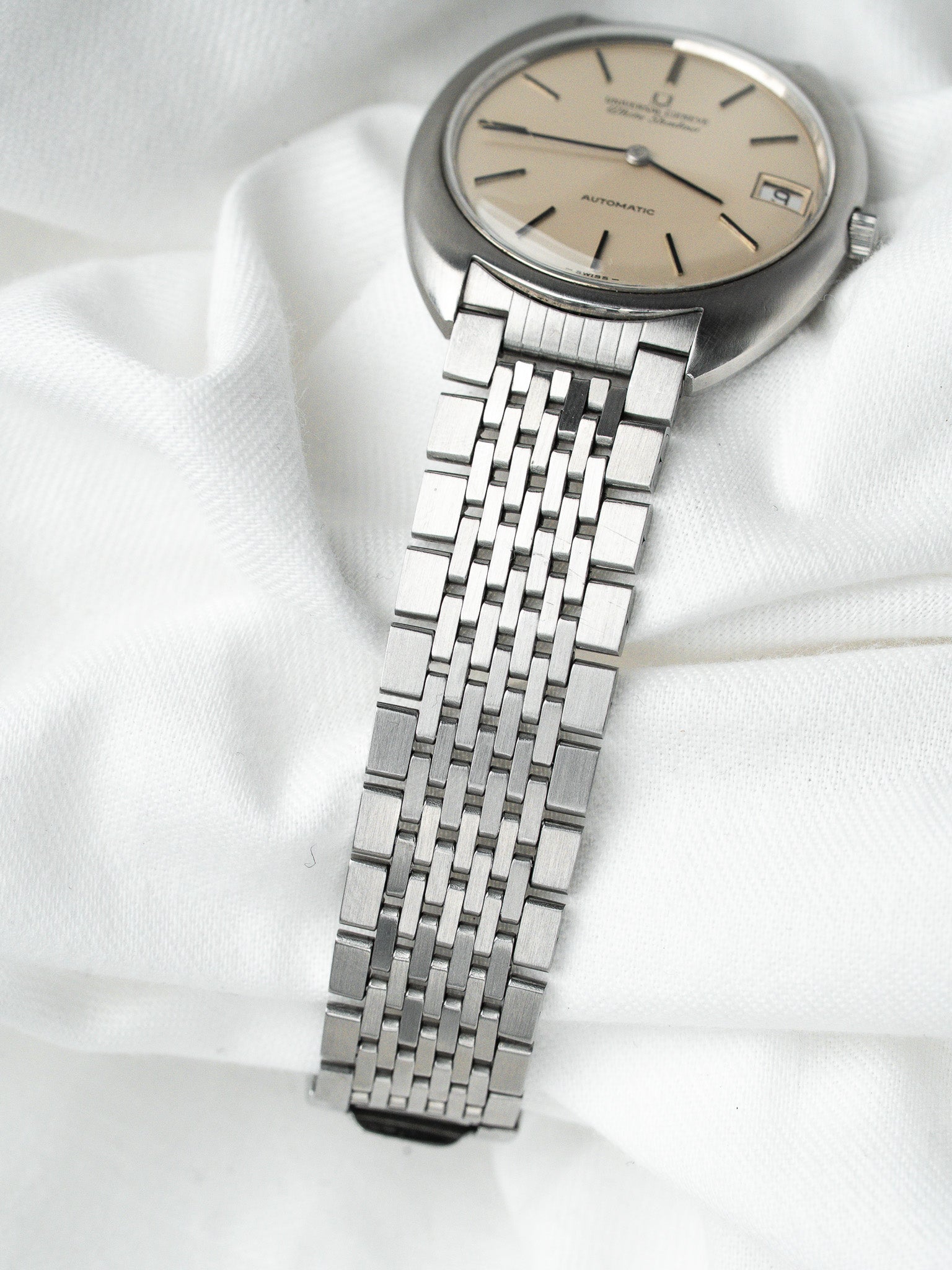 Universal Genève White Shadow Watch — Micro-Rotor Date (1970) 
