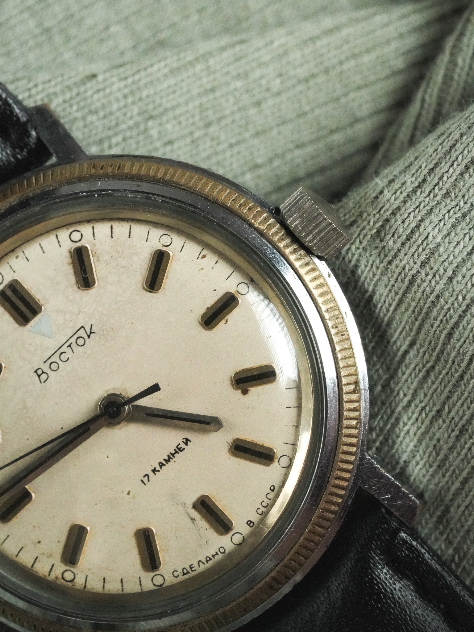Montre Vostok USSR Vintage - Acier Lunette Cannelée (Années 1960) - Atelier Victor