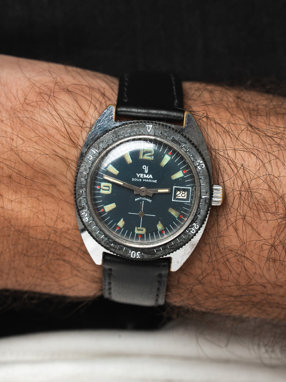 Montre Yema Sous Marine vintage, cadran noir, bracelet cuir noir, portée au poignet