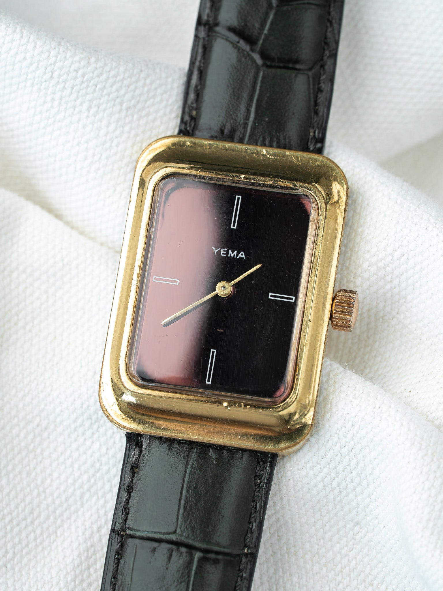 Montre Yema Vintage - Rectangulaire Or cadran bordeaux ensoleillé (Années 1970) - Atelier Victor