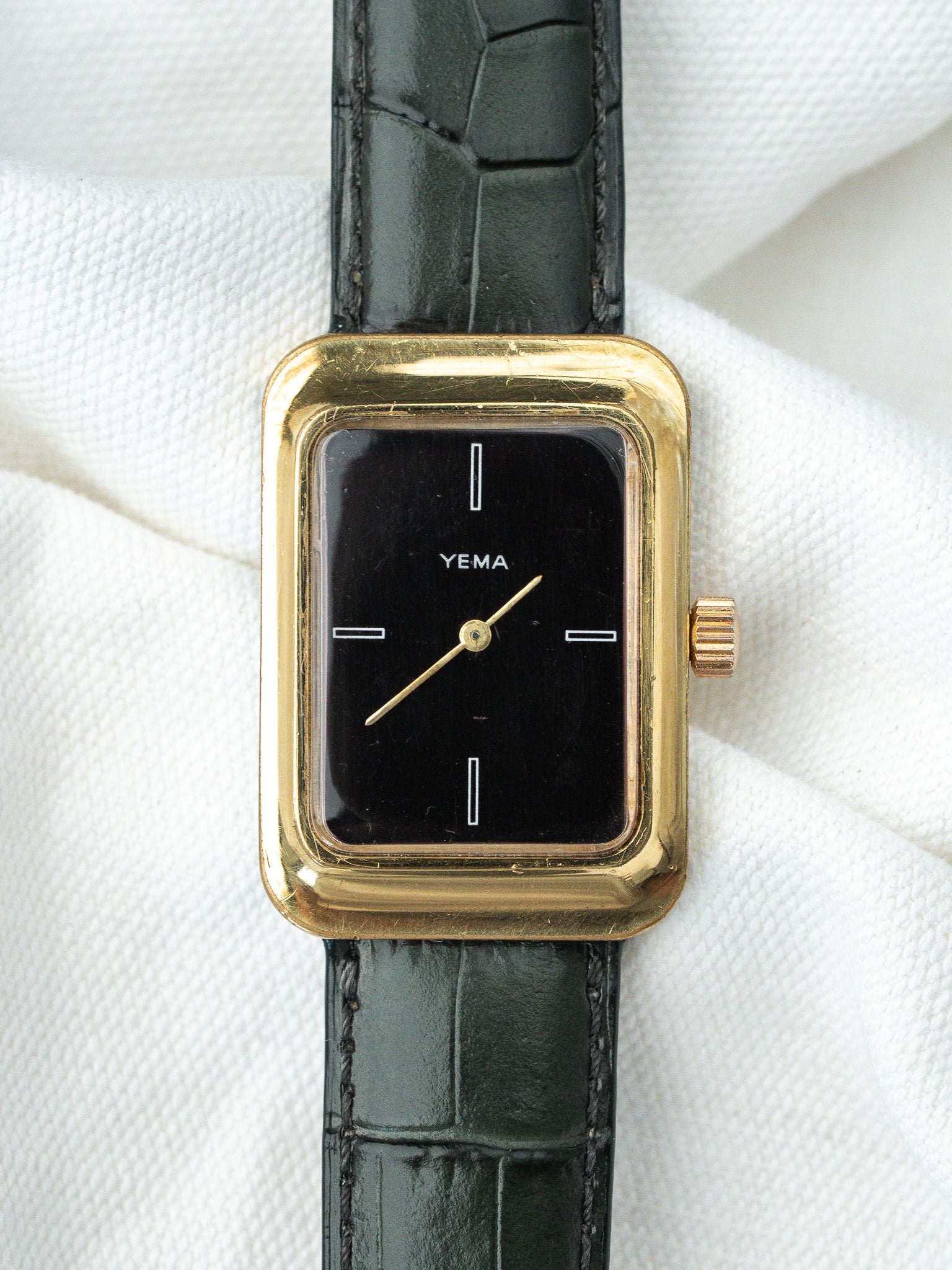 Montre Yema Vintage - Rectangulaire Or cadran bordeaux ensoleillé (Années 1970) - Atelier Victor