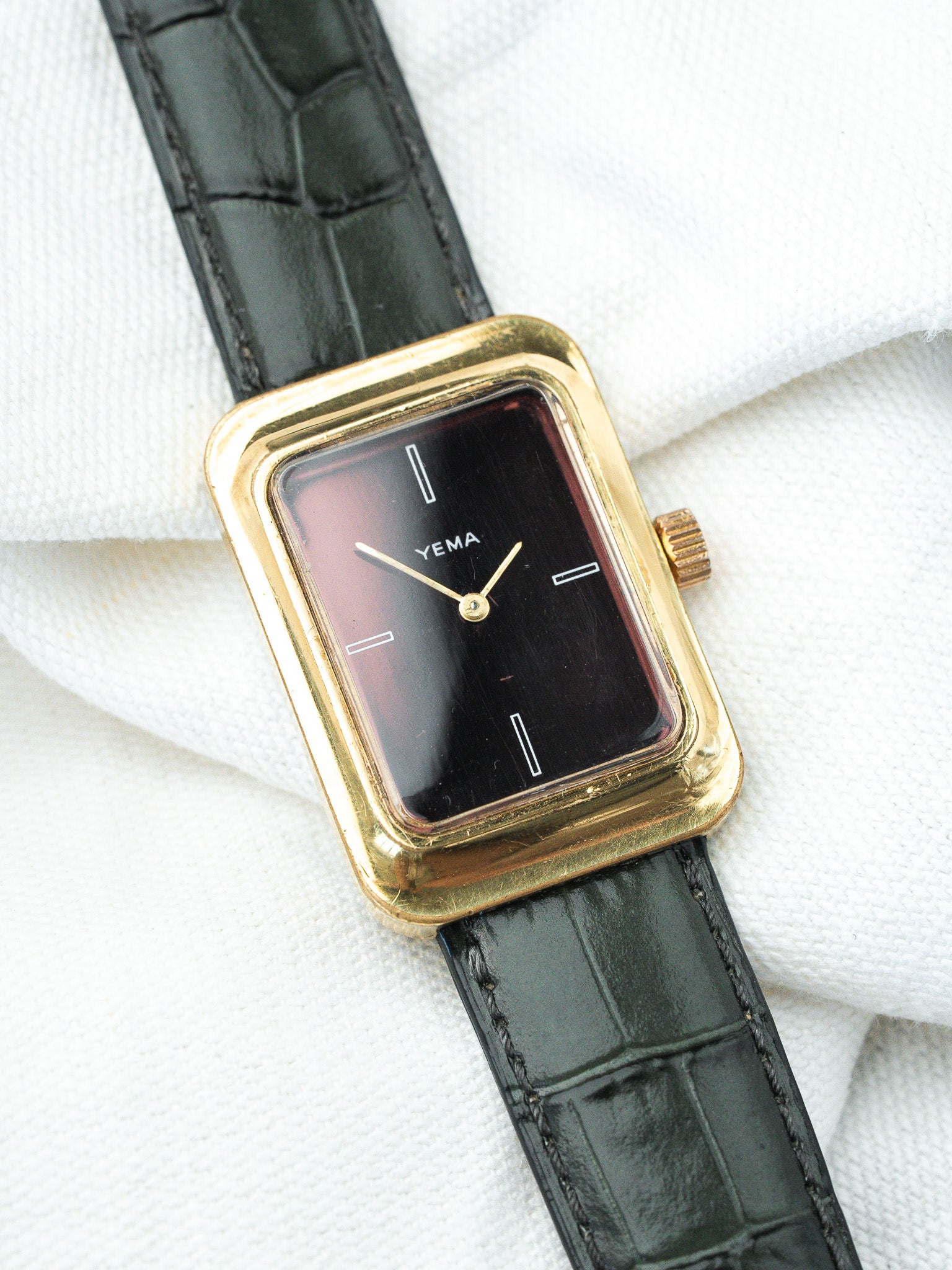Montre Yema Vintage - Rectangulaire Or cadran bordeaux ensoleillé (Années 1970) - Atelier Victor