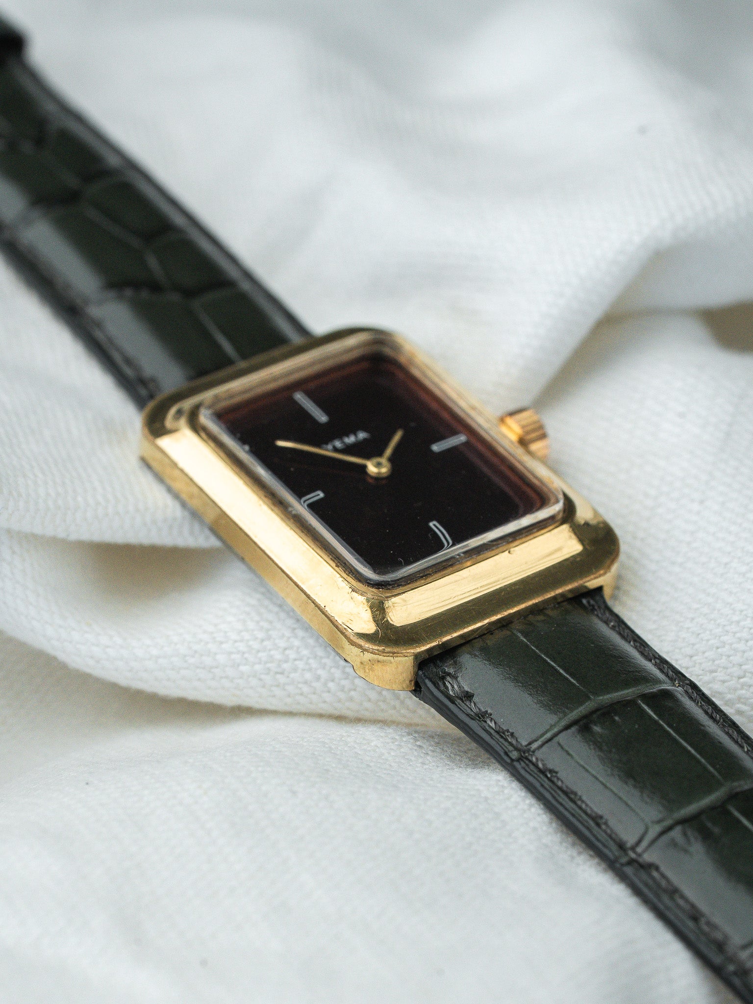 Montre Yema Vintage - Rectangulaire Or cadran bordeaux ensoleillé (Années 1970) - Atelier Victor