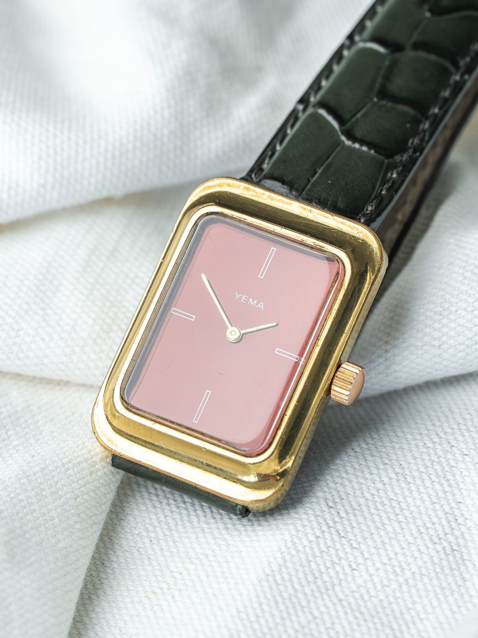 Montre Yema Vintage - Rectangulaire Or cadran bordeaux ensoleillé (Années 1970) - Atelier Victor