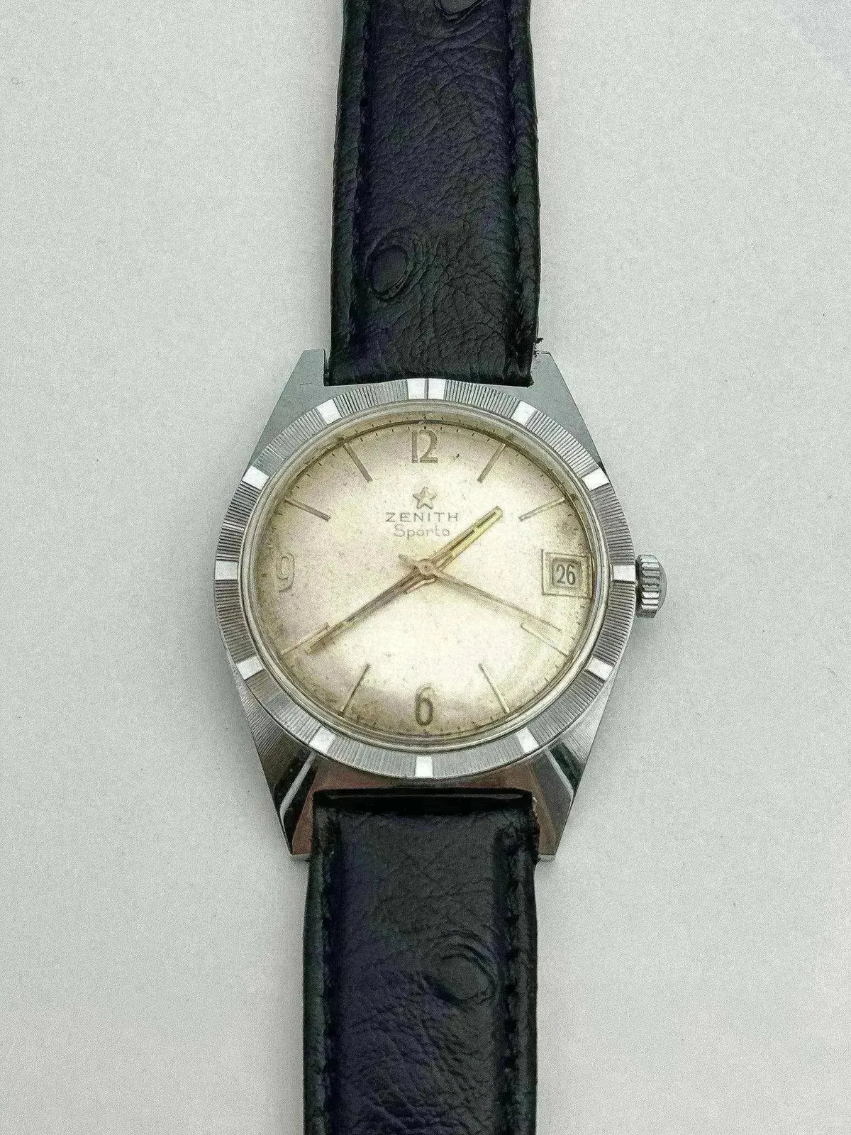 Cadran argenté patiné et guichet de date - Montre Zenith Sporto Vintage - Atelier Victor