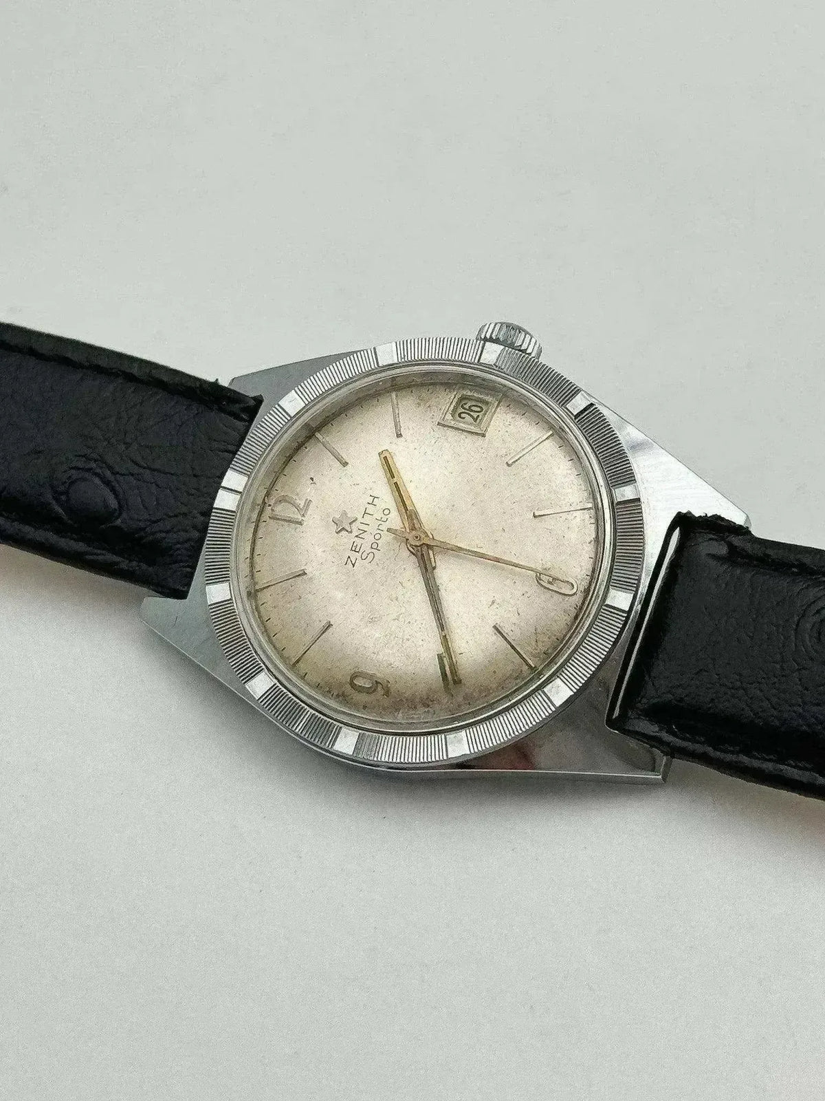 Détail du guichet de date à trois heures - Montre Zenith Sporto Vintage - Atelier Victor