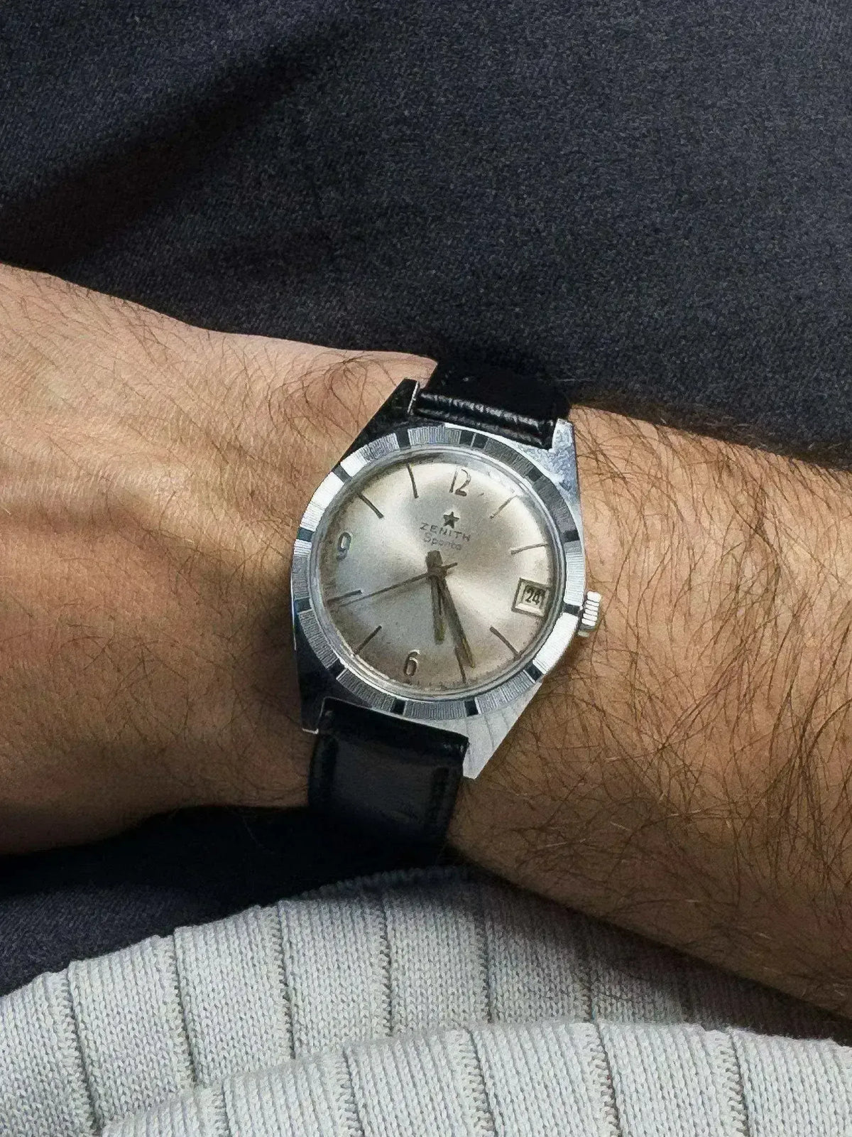 Montre au poignet, vue de trois quarts - Montre Zenith Sporto Vintage - Atelier Victor