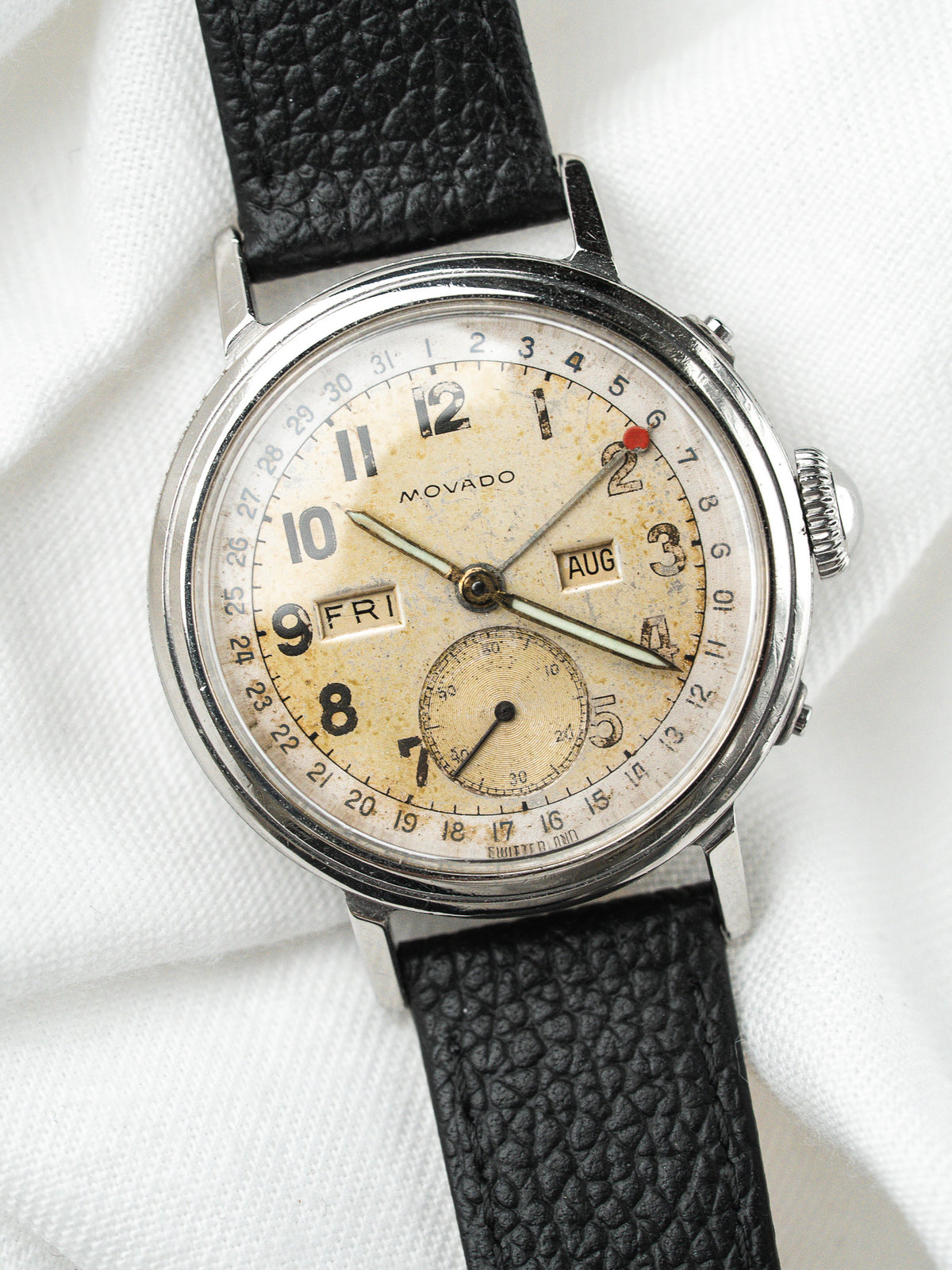 Montre Movado vintage à complications, cadran crème patiné et bracelet en cuir noir