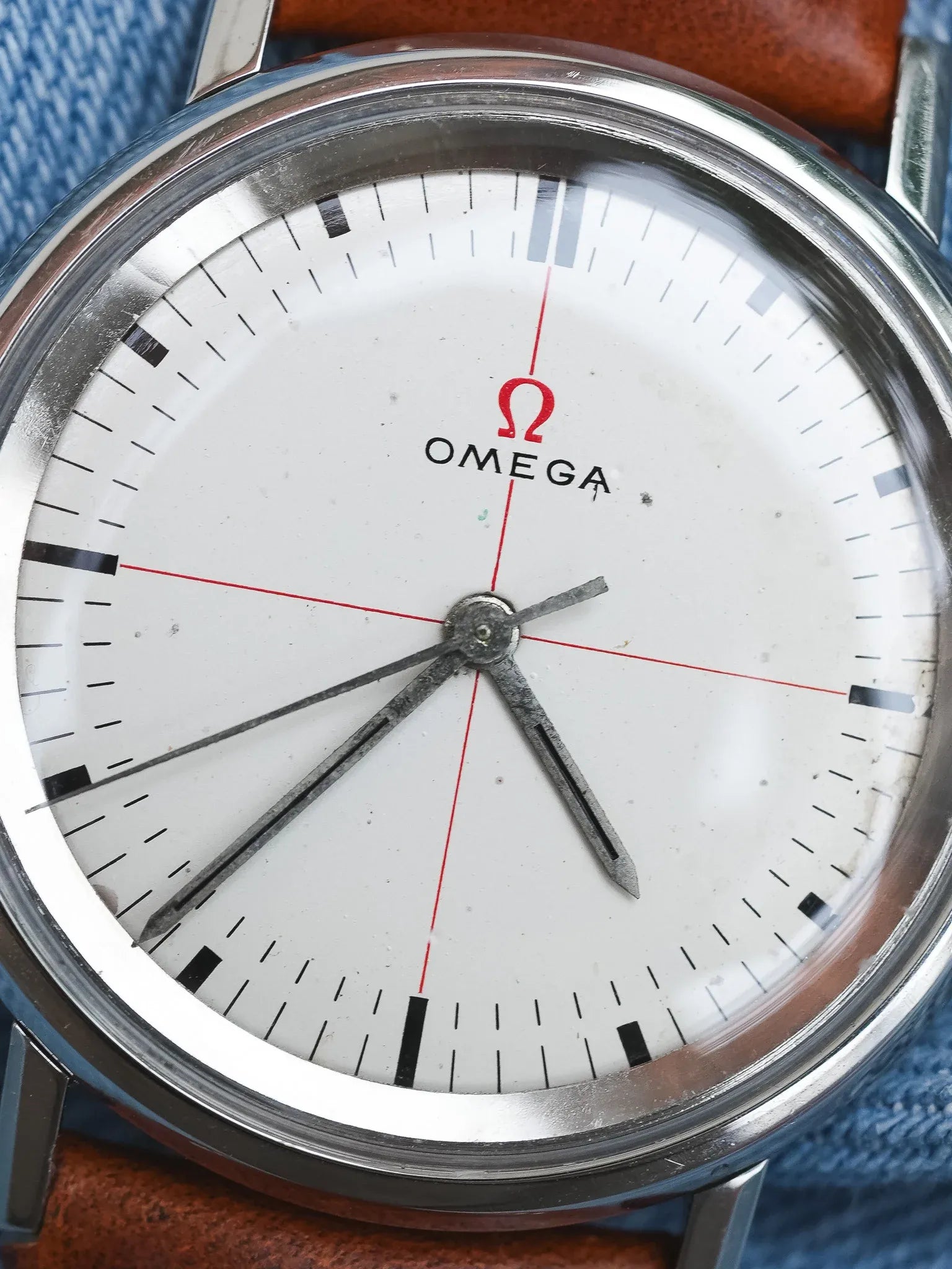 Omega - 131.019 Crosshair rouge acier - 1965 - Atelier Victor - Vintage  Shop