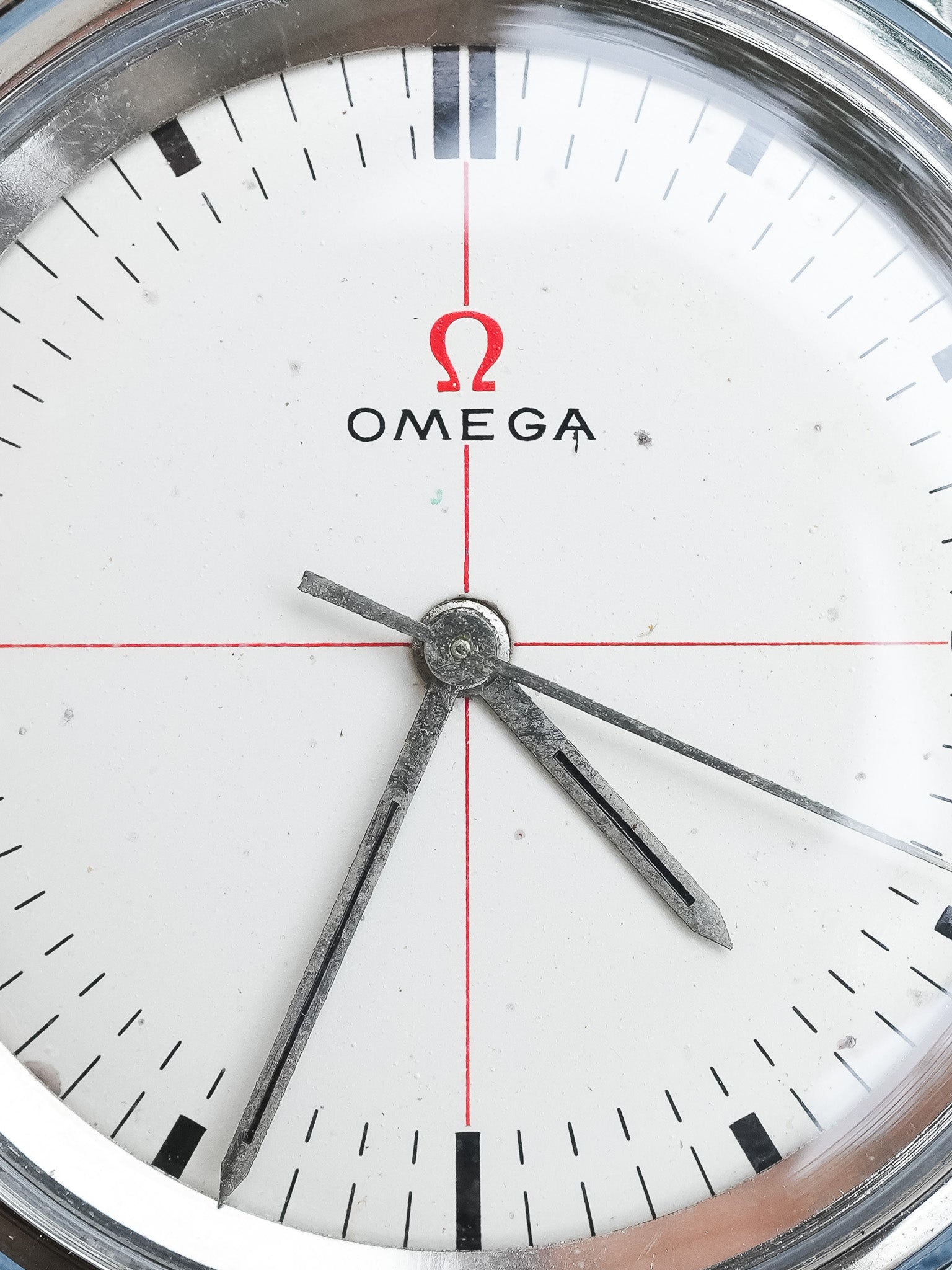 Omega - 131.019 Crosshair rouge acier - 1965 - Atelier Victor - Vintage  Shop