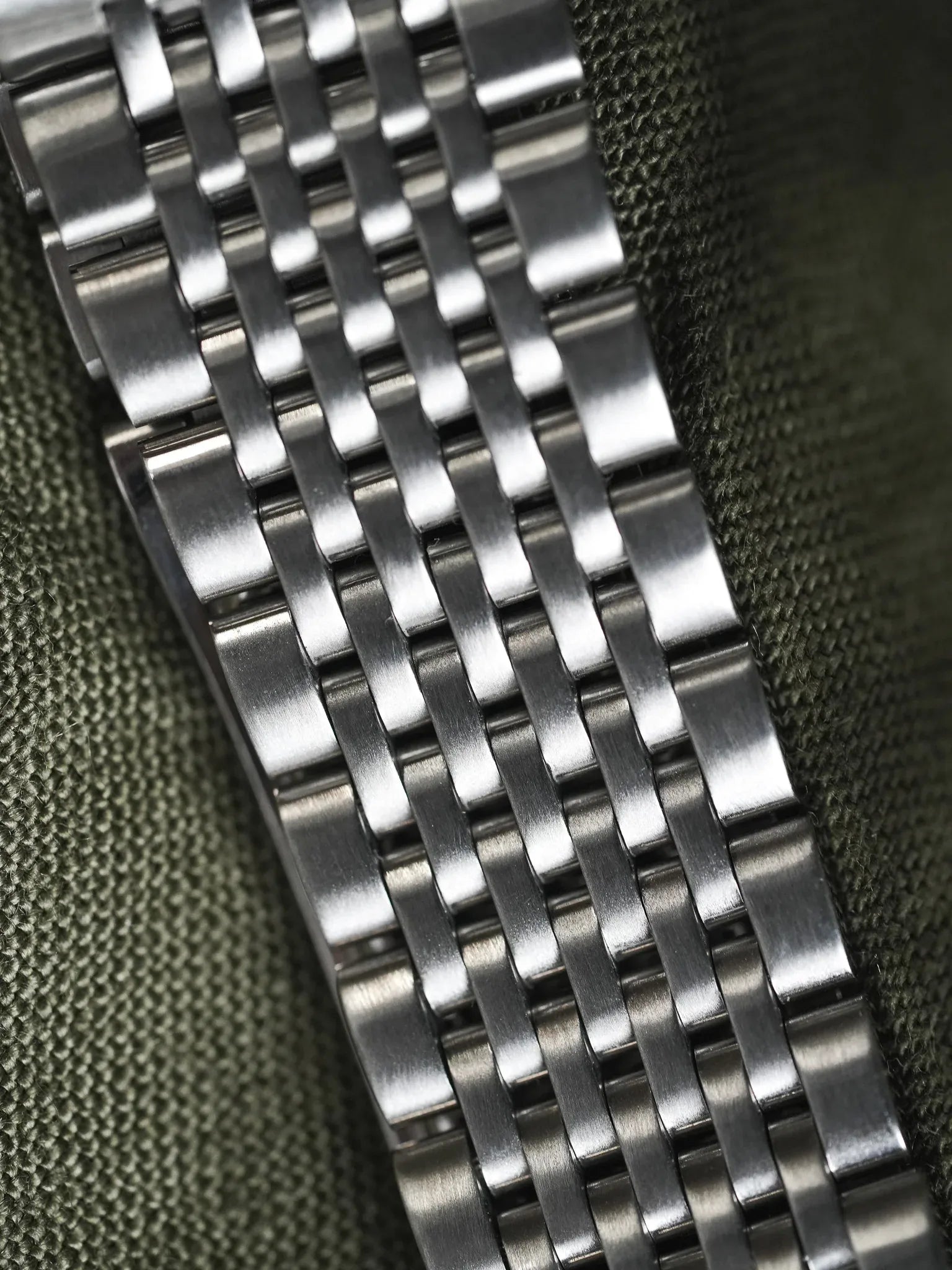 Omega - 166.041 Genève Tonneau Date Grain de Riz - 1968 - Atelier Victor