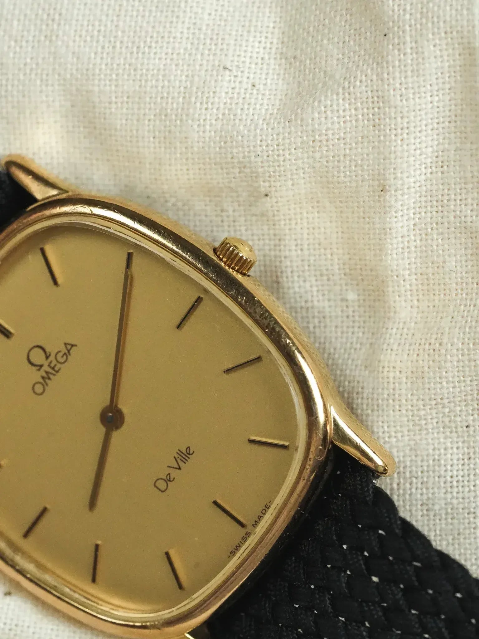 Omega - Tonneau Gold Dial Gold Quartz - 1982