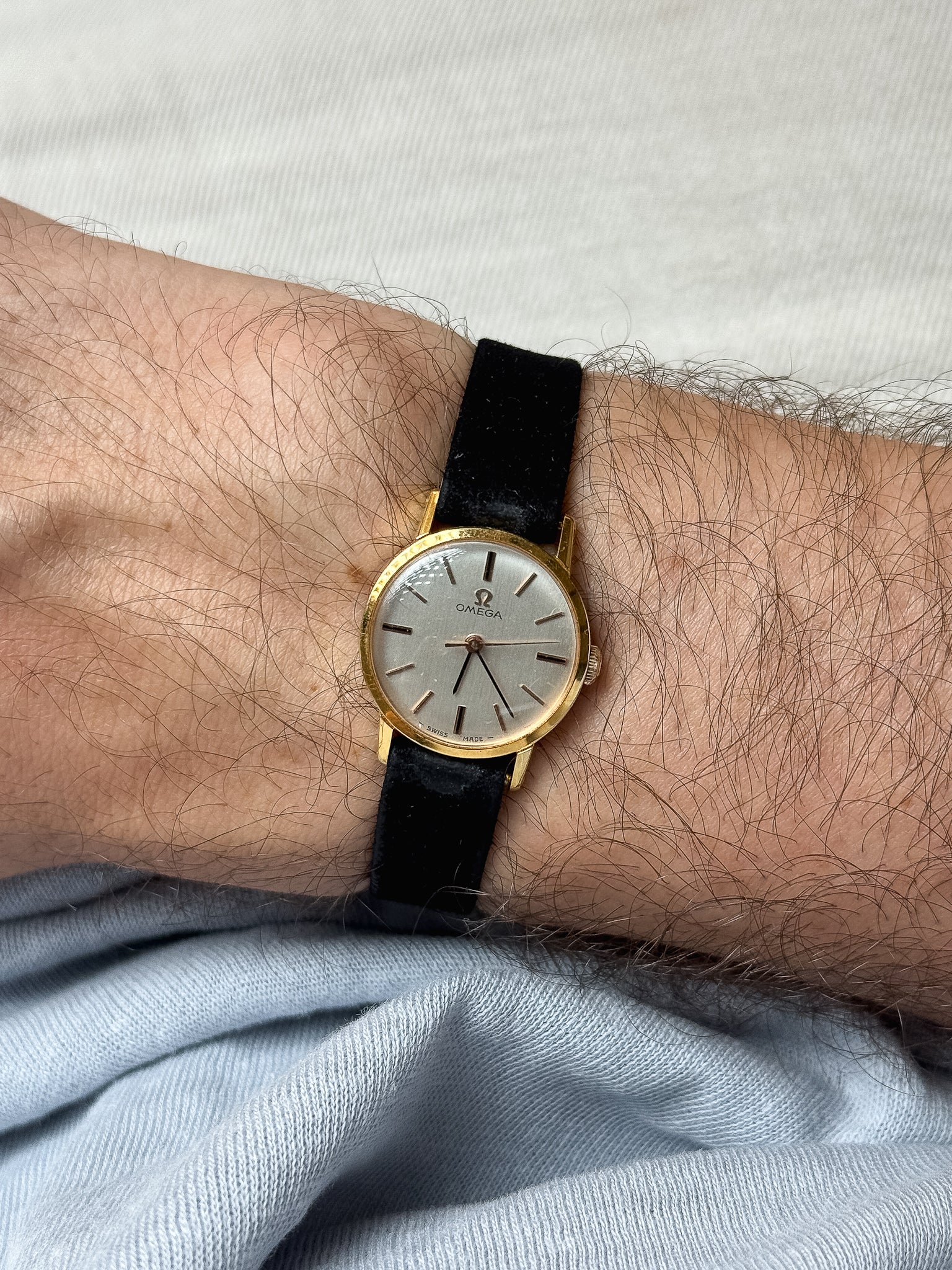 Omega - 541.003 Mini Montre habillée index Or rose Onyx - 1966 - Atelier Victor - Vintage  Shop