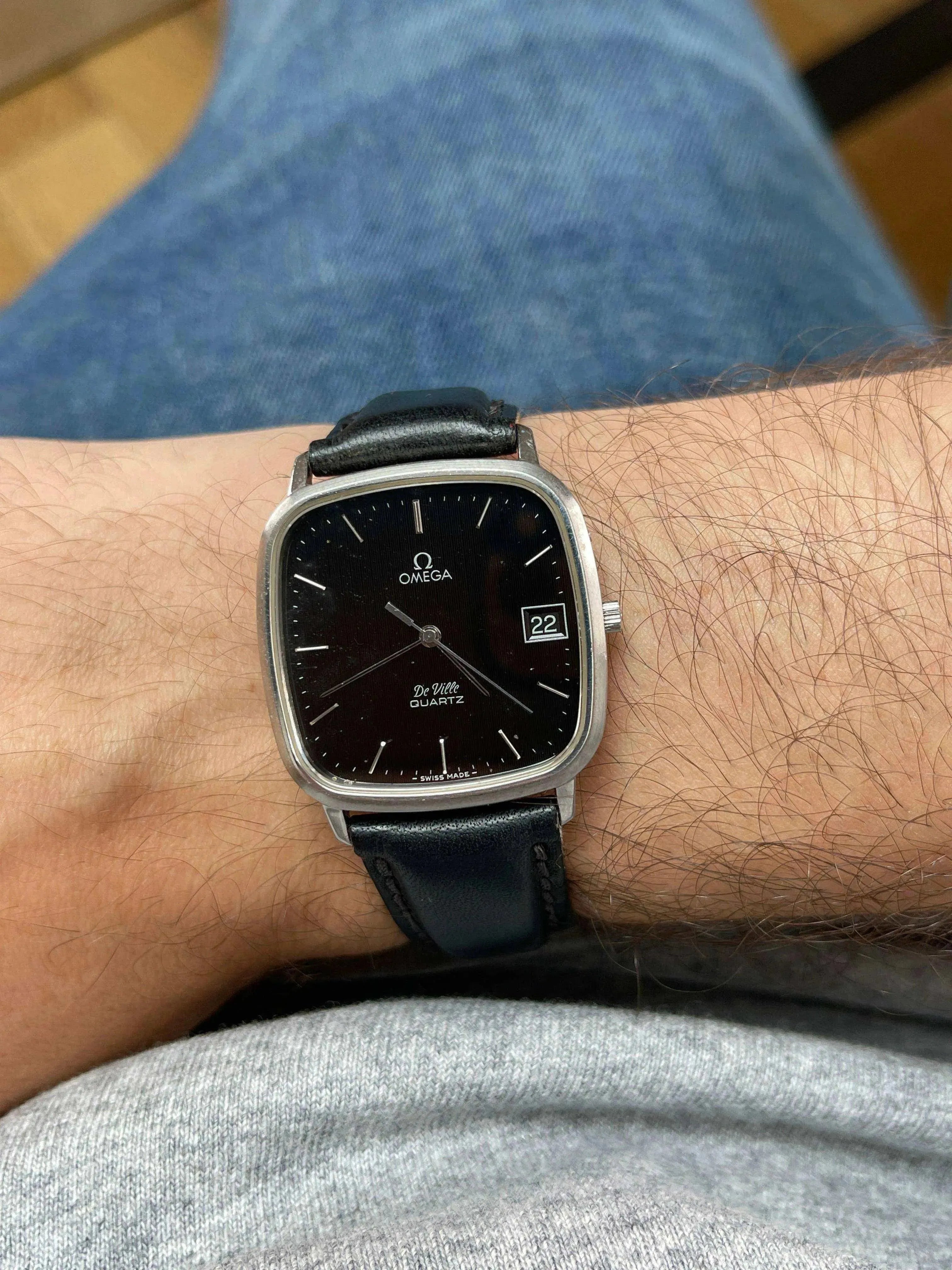 Omega - Cadran noir date - 1979 - Atelier Victor Paris - Vintage Watch Shop Dubai