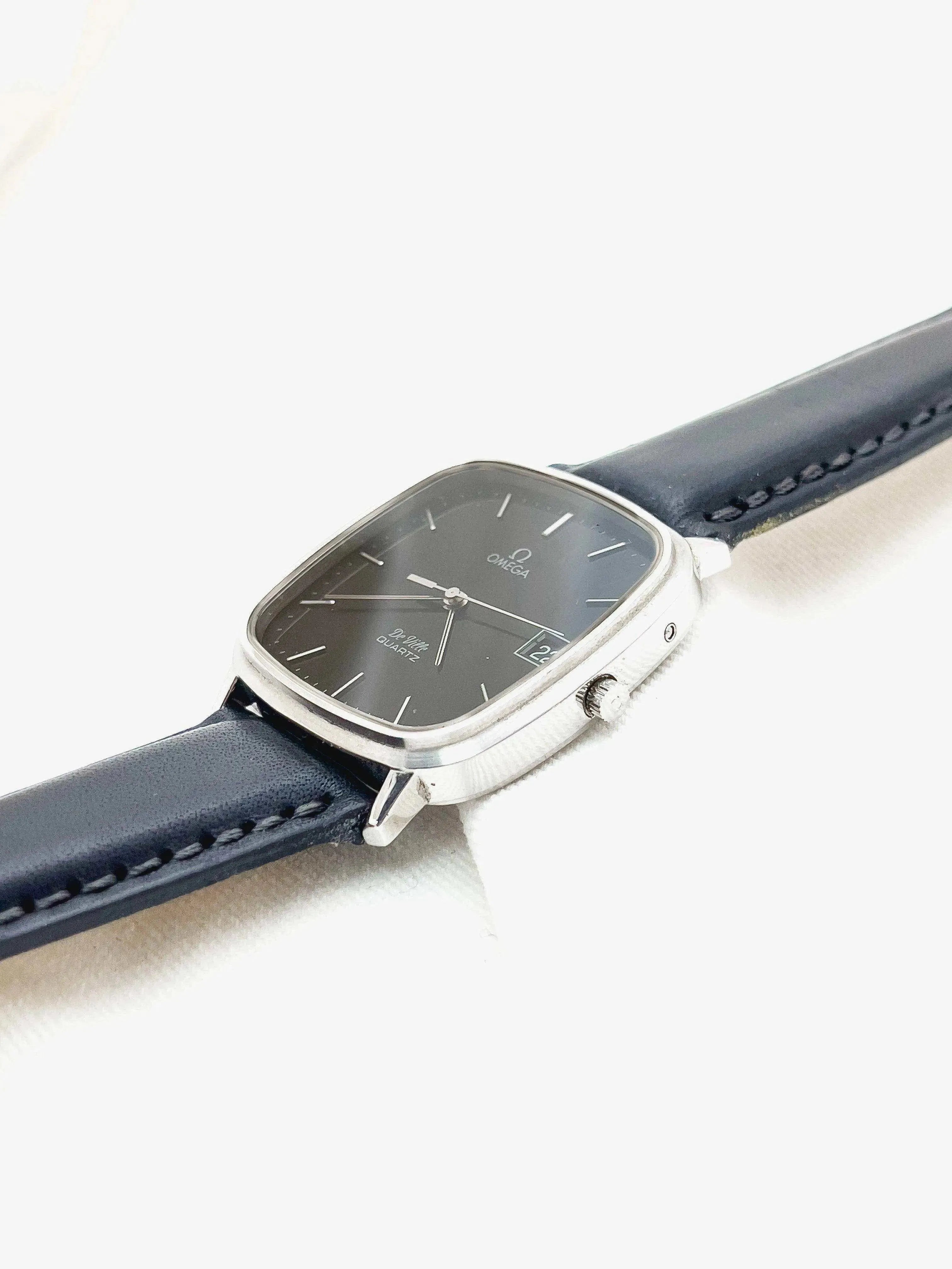 Omega - Cadran noir date - 1979 - Atelier Victor Paris - Vintage Watch Shop Dubai