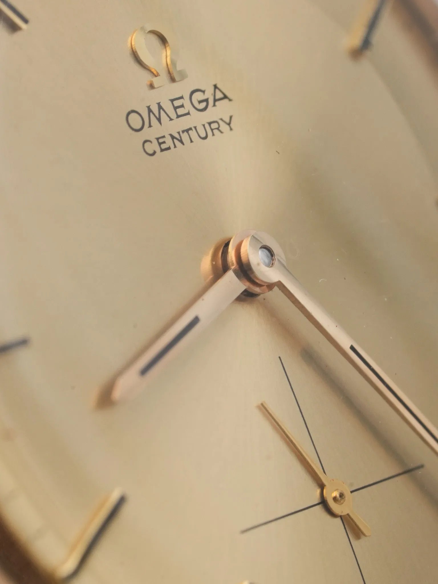 Omega - Century Or 18k Boitier et cadran - 1960s - Atelier Victor Paris - Vintage Watch Shop Dubai
