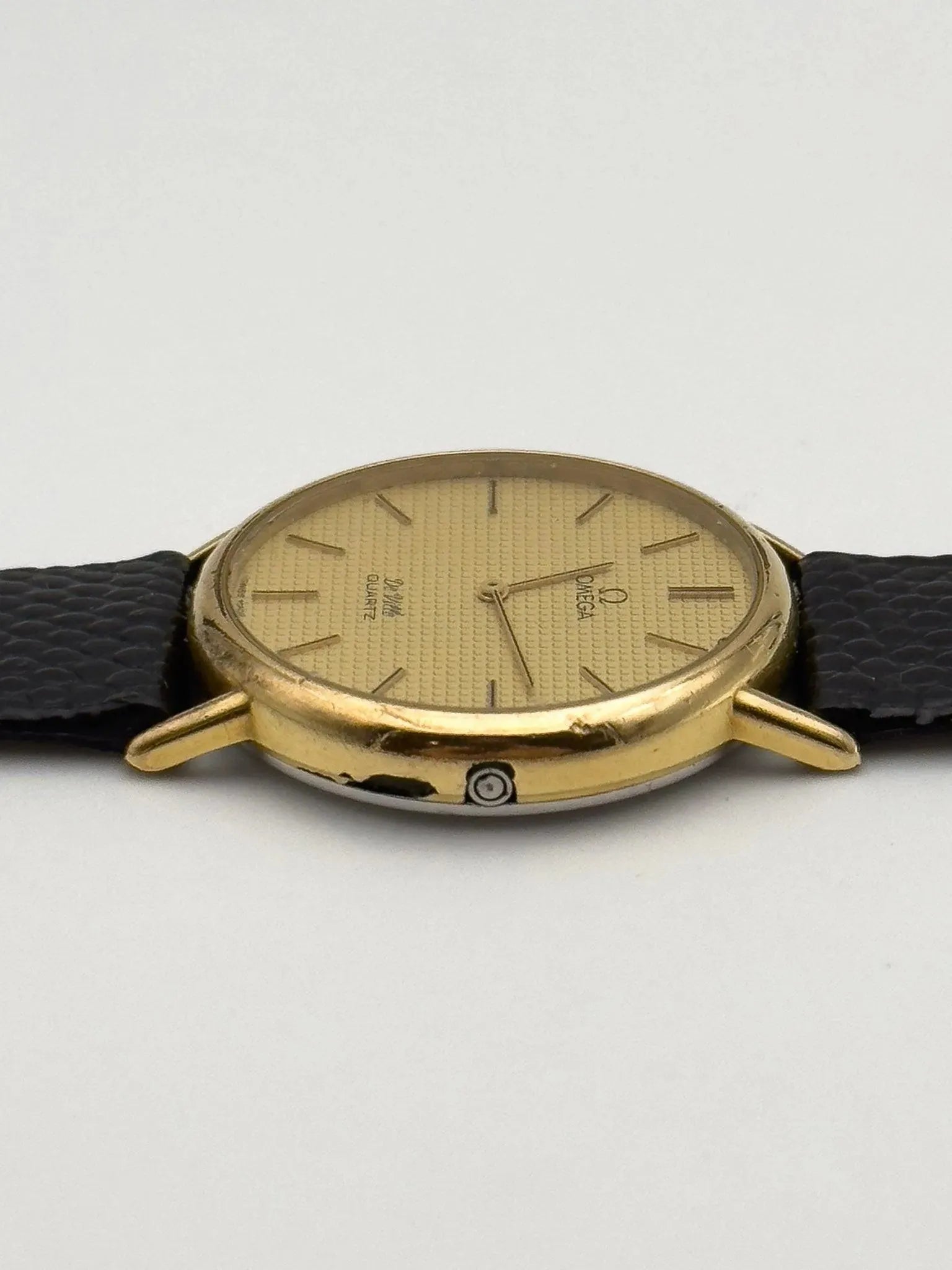 Omega - Circle Gold Clous de Paris - 1977 - Atelier Victor Paris - Vintage Watch Shop Dubai